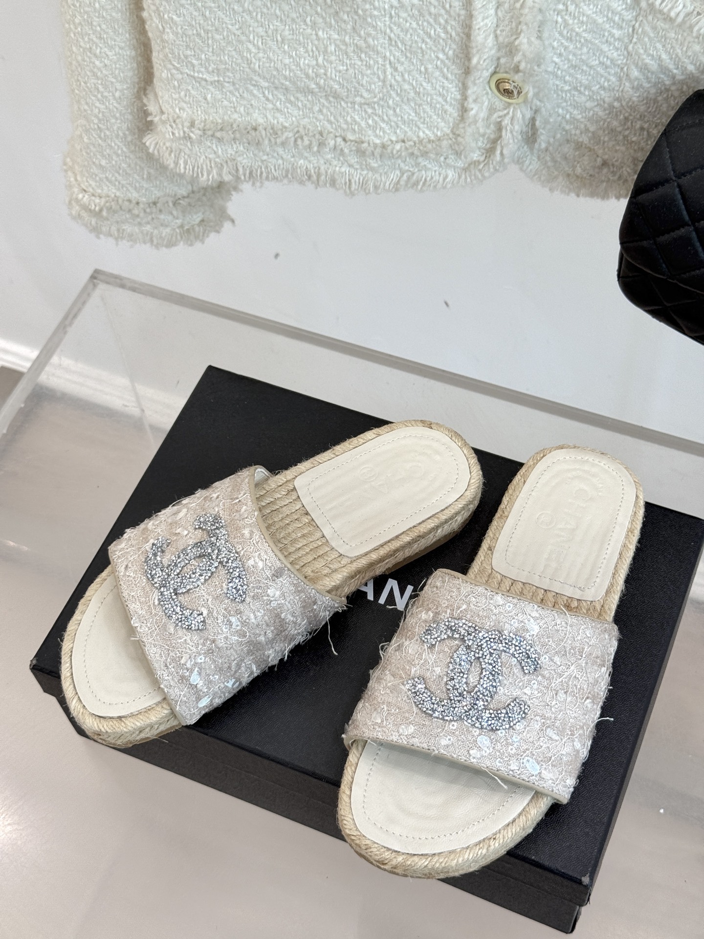 
CHANE* ｜小香25。春夏新品
水钻渔夫凉鞋
香奶奶家渔夫鞋每季一出都必会被抢光🤣 
经典水钻大双