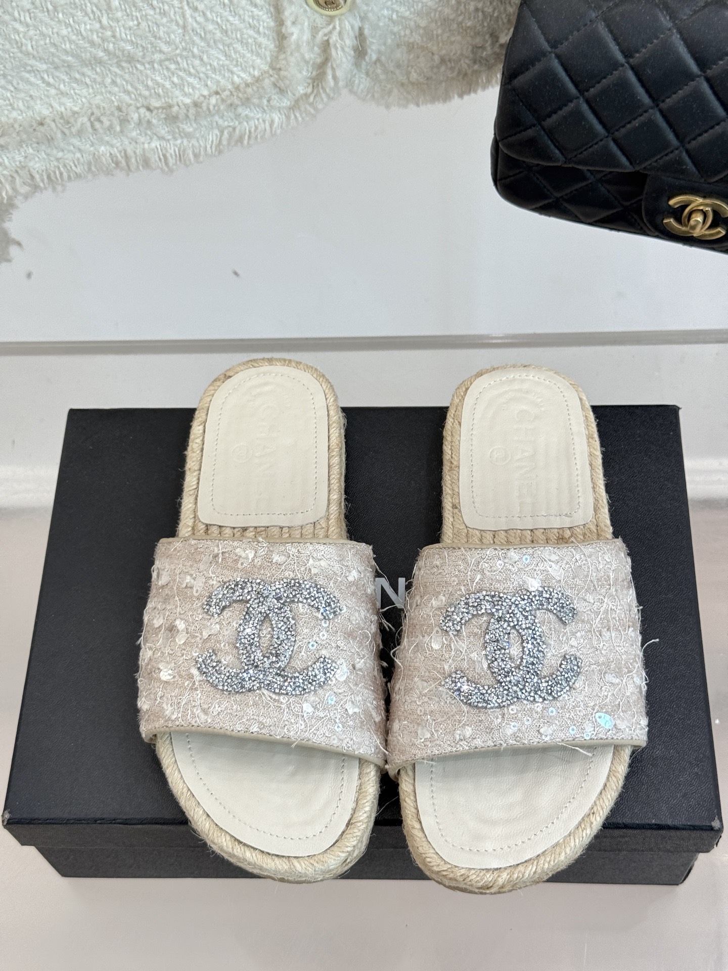 
CHANE* ｜小香25。春夏新品
水钻渔夫凉鞋
香奶奶家渔夫鞋每季一出都必会被抢光🤣 
经典水钻大双