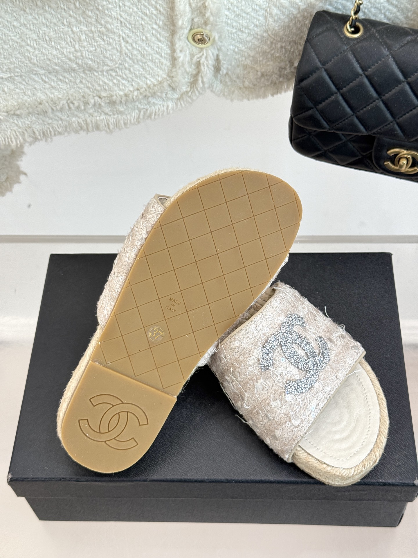 
CHANE* ｜小香25。春夏新品
水钻渔夫凉鞋
香奶奶家渔夫鞋每季一出都必会被抢光🤣 
经典水钻大双