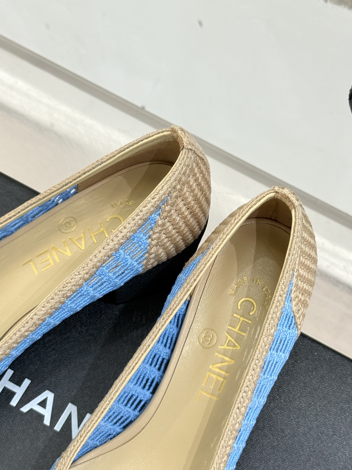 
CHANE*｜小香25。春夏新品镂空双C
拉菲草芭蕾舞鞋
永恒的经典  名媛气质十足
香奶奶事时尚界当