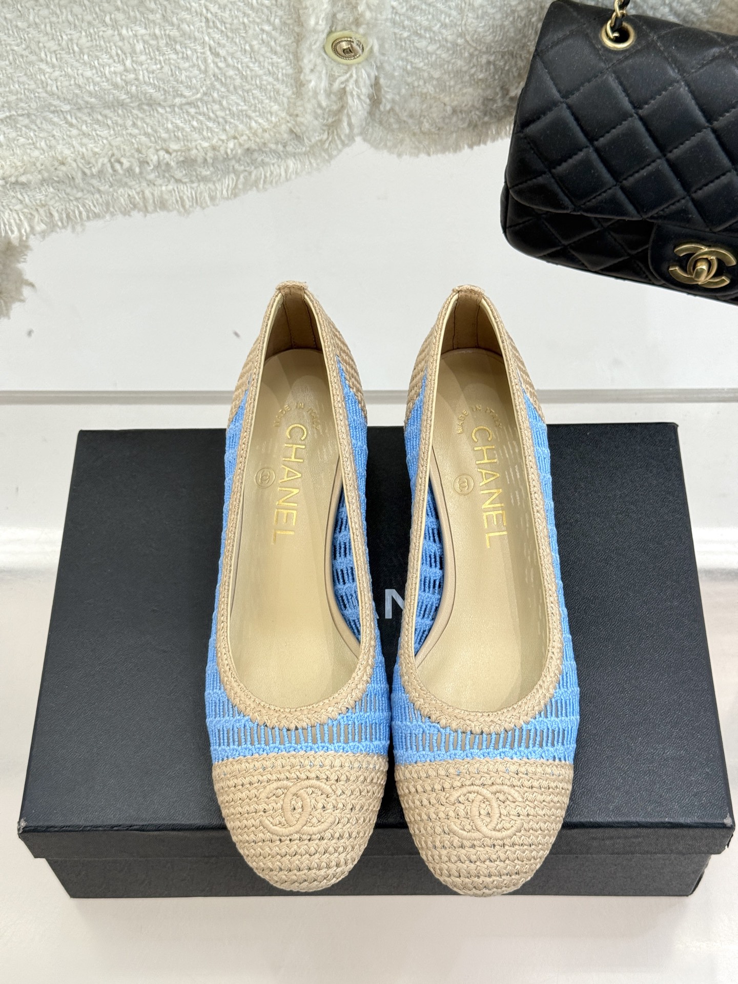 
CHANE*｜小香25。春夏新品镂空双C
拉菲草芭蕾舞鞋
永恒的经典  名媛气质十足
香奶奶事时尚界当