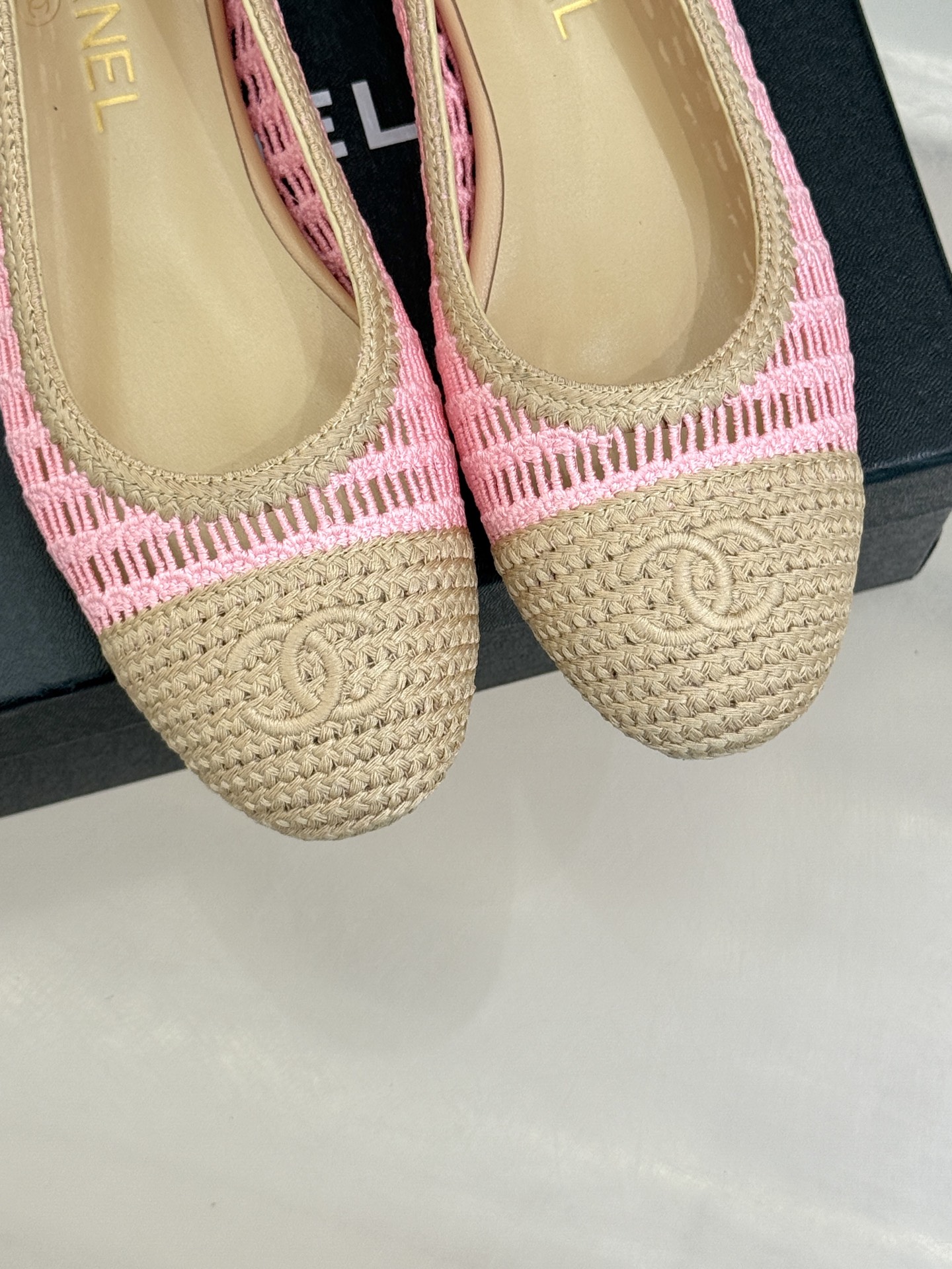 
CHANE*｜小香25。春夏新品镂空双C
拉菲草芭蕾舞鞋
永恒的经典  名媛气质十足
香奶奶事时尚界当