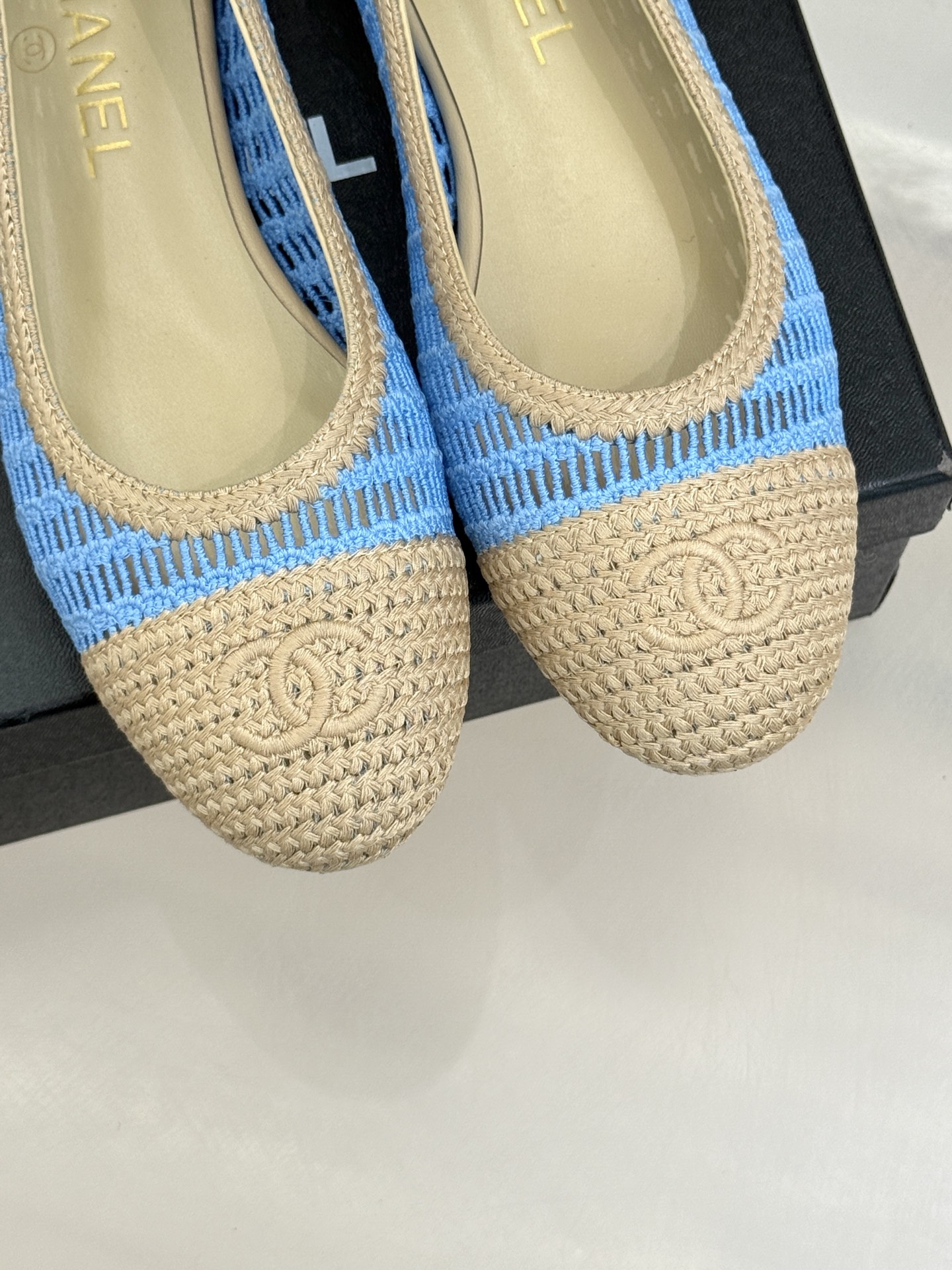 
CHANE*｜小香25。春夏新品镂空双C
拉菲草芭蕾舞鞋
永恒的经典  名媛气质十足
香奶奶事时尚界当