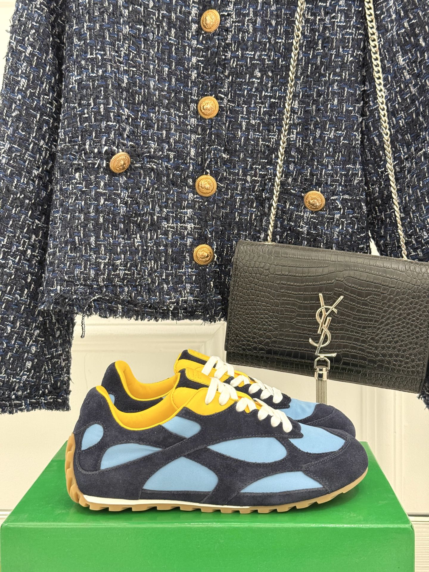  男码➕10
Bottega Veneta/BV葆蝶家情侣款
休闲运动鞋
以90年代复古风格为灵感
呼应