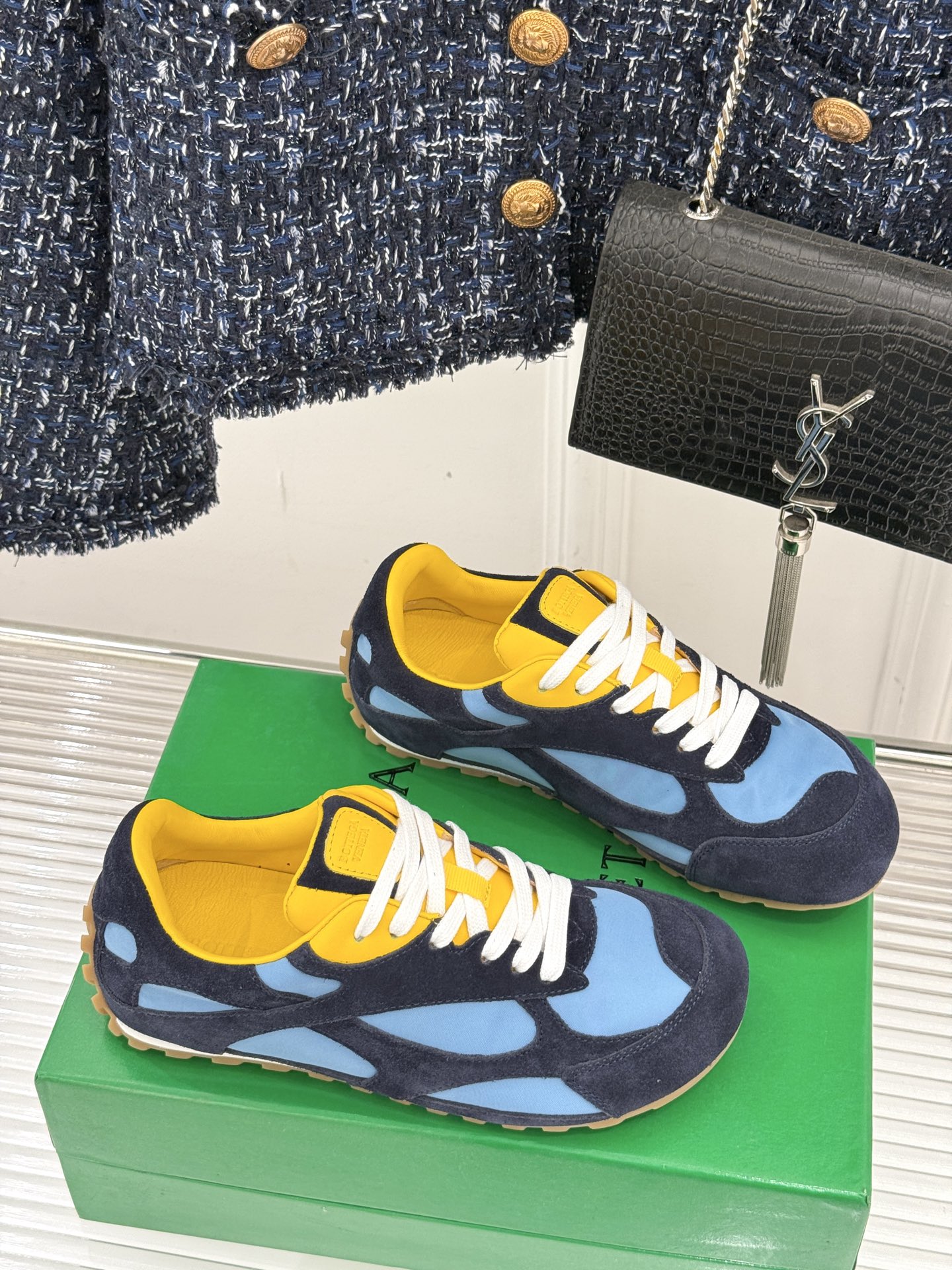  男码➕10
Bottega Veneta/BV葆蝶家情侣款
休闲运动鞋
以90年代复古风格为灵感
呼应