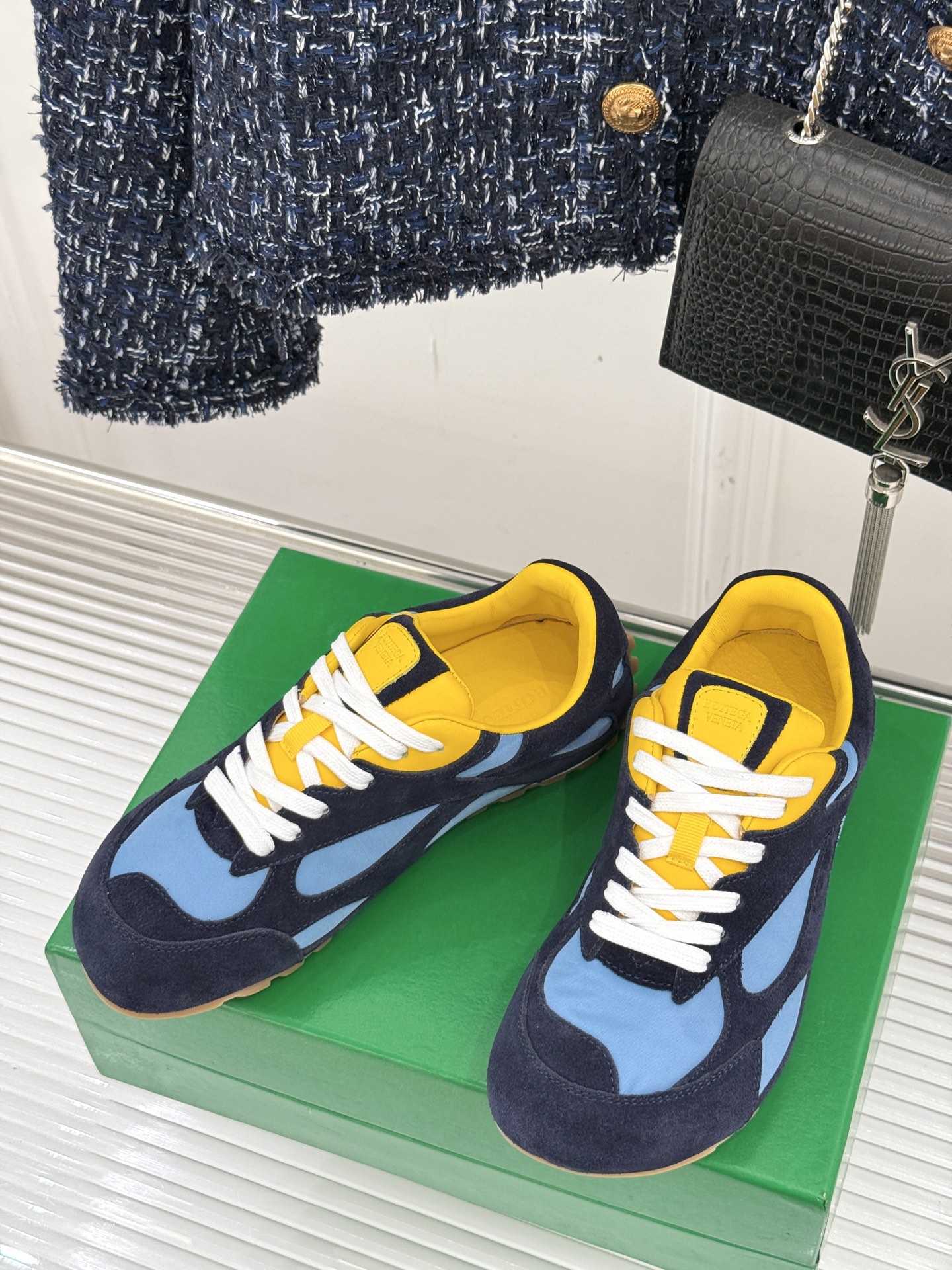  男码➕10
Bottega Veneta/BV葆蝶家情侣款
休闲运动鞋
以90年代复古风格为灵感
呼应