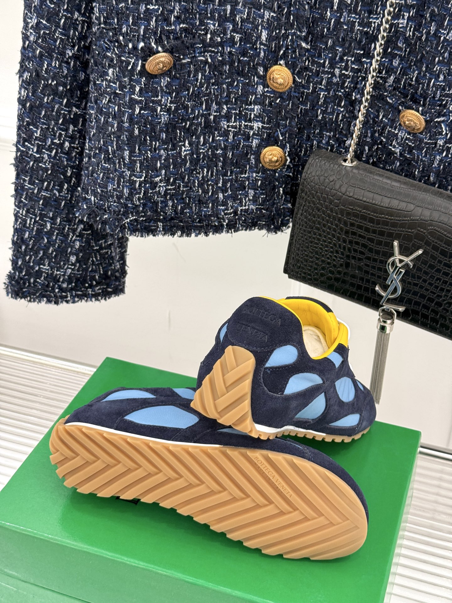  男码➕10
Bottega Veneta/BV葆蝶家情侣款
休闲运动鞋
以90年代复古风格为灵感
呼应