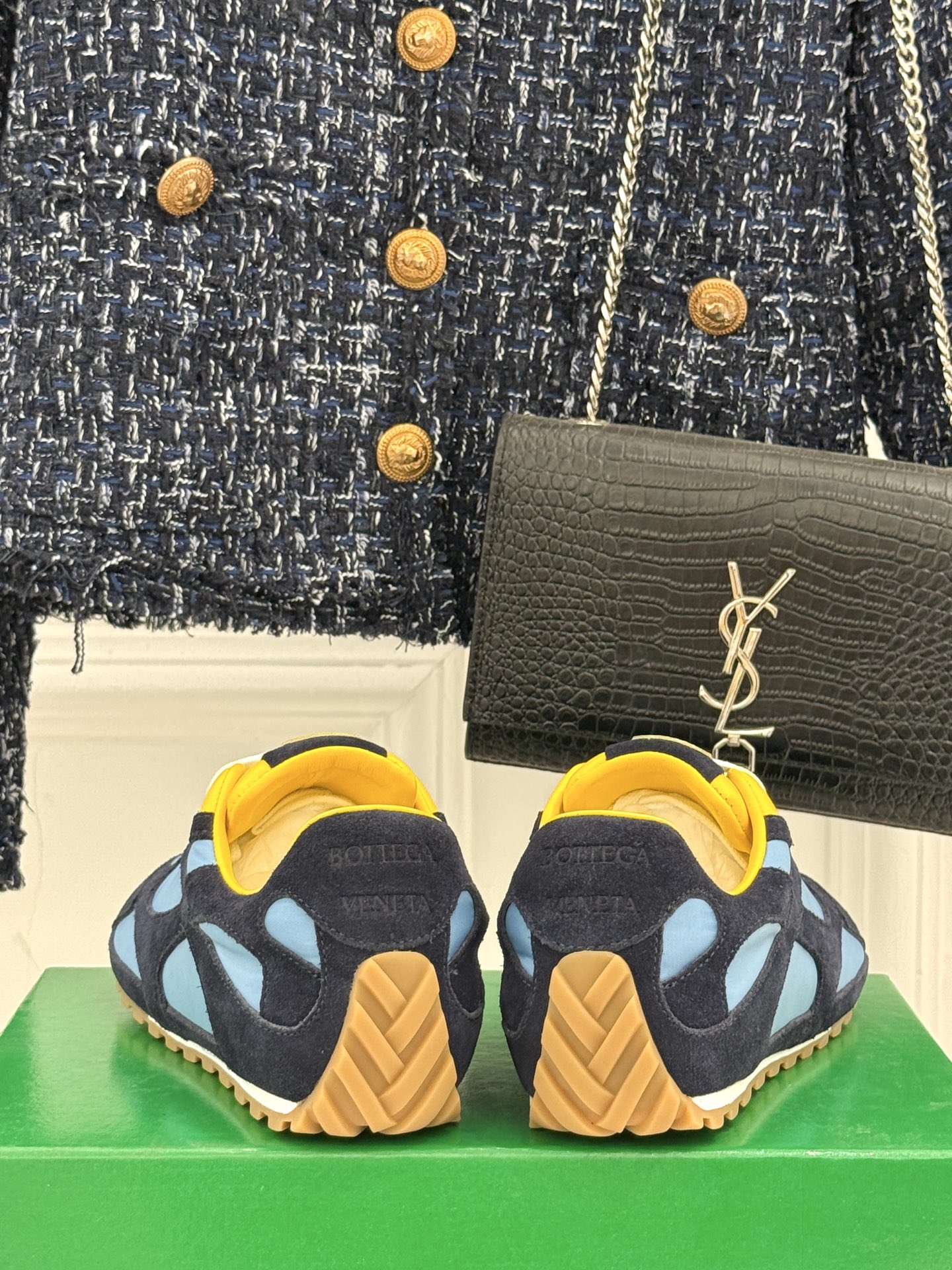  男码➕10
Bottega Veneta/BV葆蝶家情侣款
休闲运动鞋
以90年代复古风格为灵感
呼应