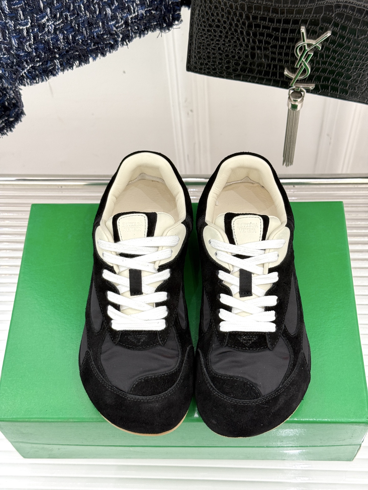  男码➕10
Bottega Veneta/BV葆蝶家情侣款
休闲运动鞋
以90年代复古风格为灵感
呼应