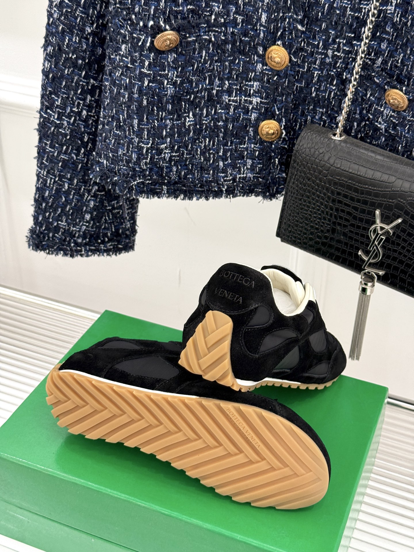  男码➕10
Bottega Veneta/BV葆蝶家情侣款
休闲运动鞋
以90年代复古风格为灵感
呼应
