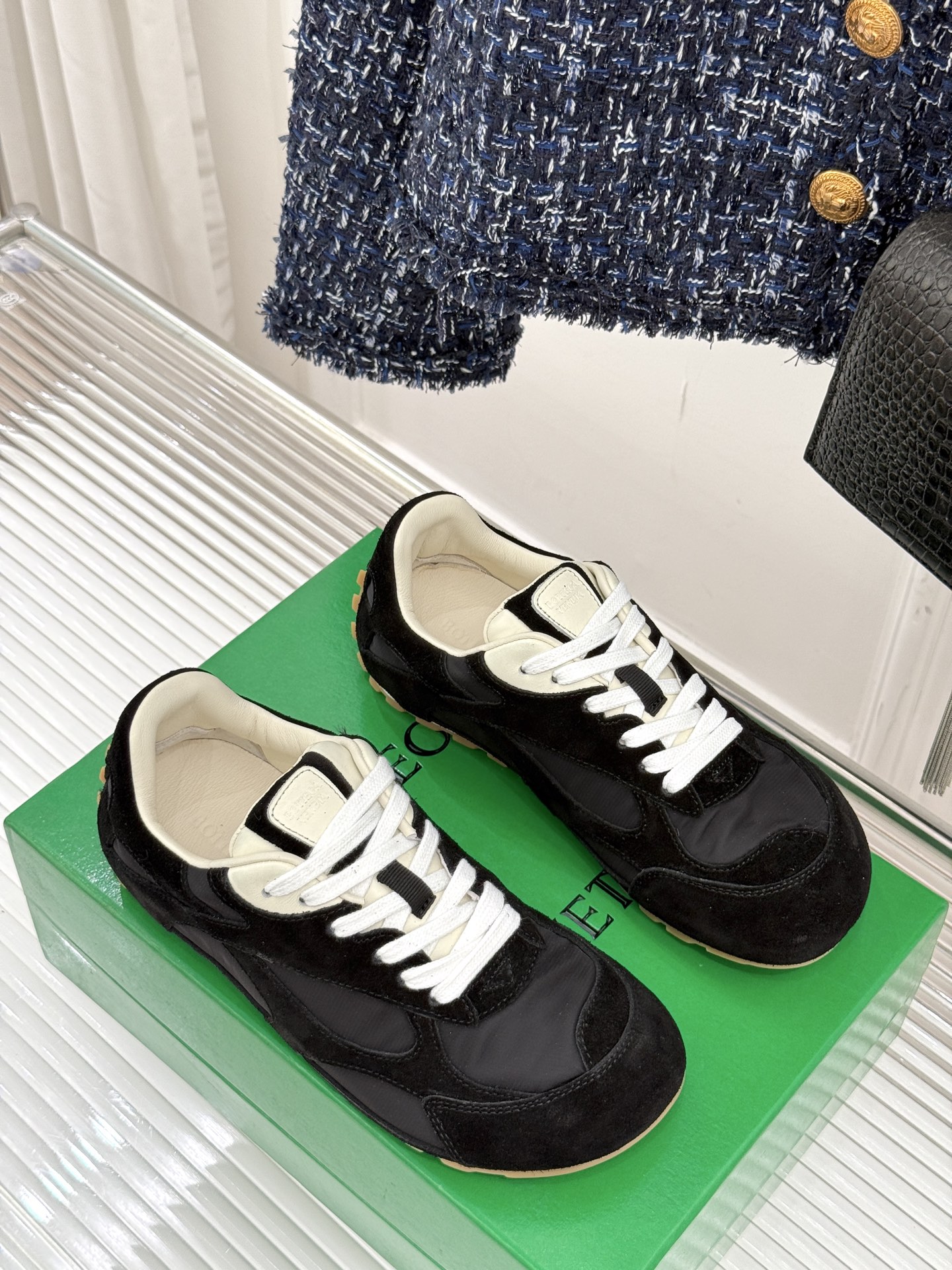  男码➕10
Bottega Veneta/BV葆蝶家情侣款
休闲运动鞋
以90年代复古风格为灵感
呼应