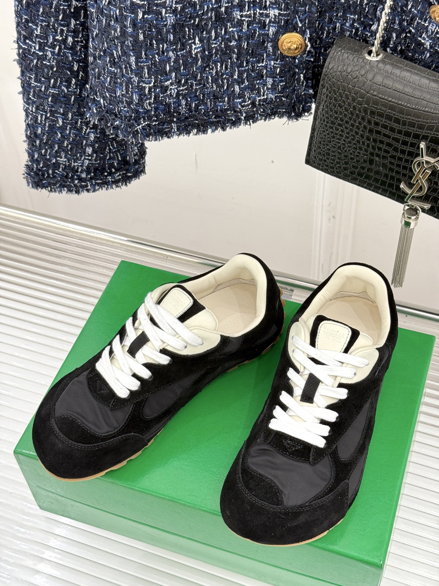  男码➕10
Bottega Veneta/BV葆蝶家情侣款
休闲运动鞋
以90年代复古风格为灵感
呼应