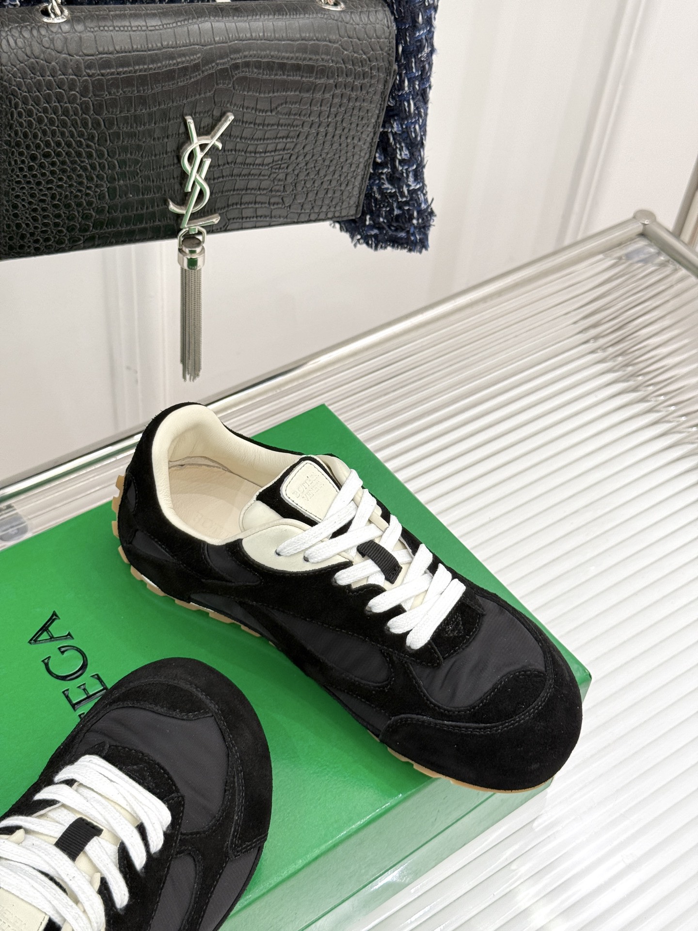  男码➕10
Bottega Veneta/BV葆蝶家情侣款
休闲运动鞋
以90年代复古风格为灵感
呼应
