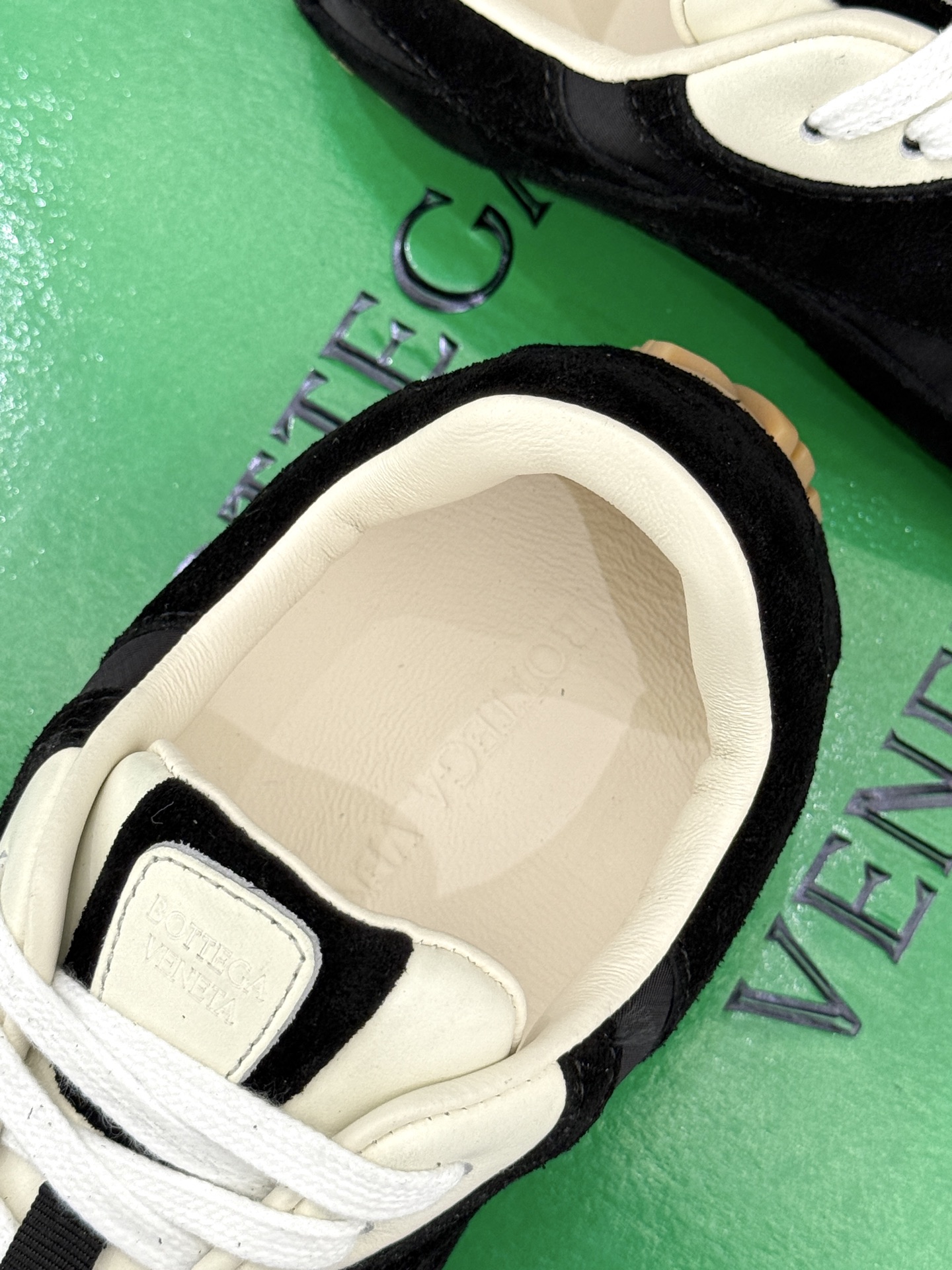  男码➕10
Bottega Veneta/BV葆蝶家情侣款
休闲运动鞋
以90年代复古风格为灵感
呼应