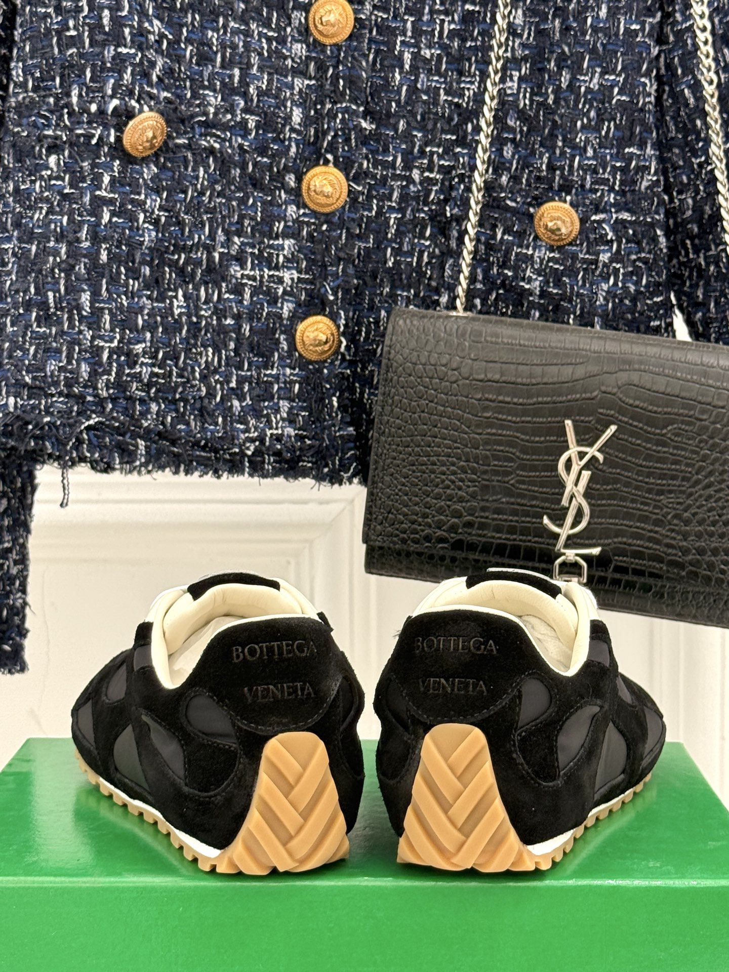  男码➕10
Bottega Veneta/BV葆蝶家情侣款
休闲运动鞋
以90年代复古风格为灵感
呼应