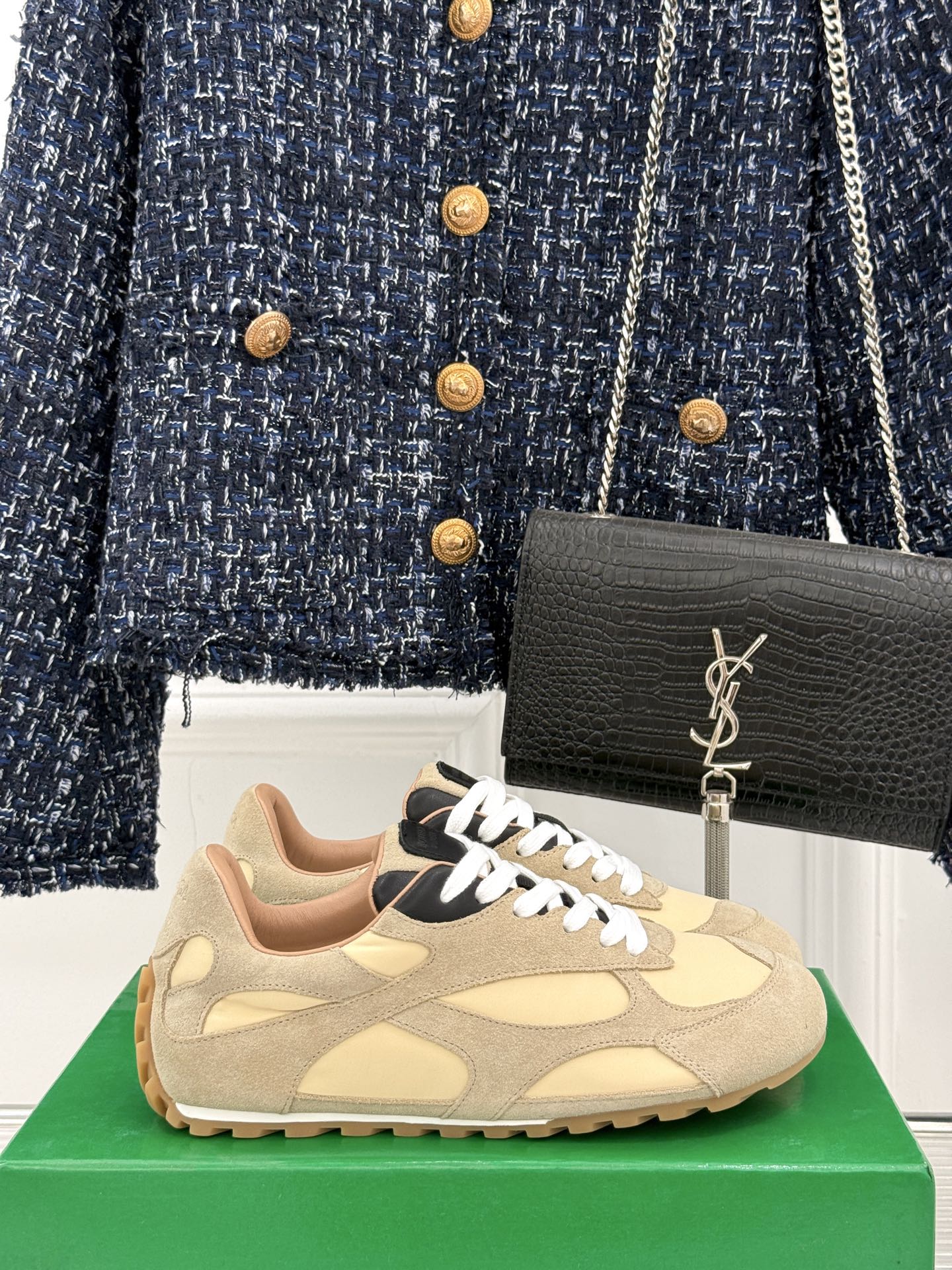  男码➕10
Bottega Veneta/BV葆蝶家情侣款
休闲运动鞋
以90年代复古风格为灵感
呼应