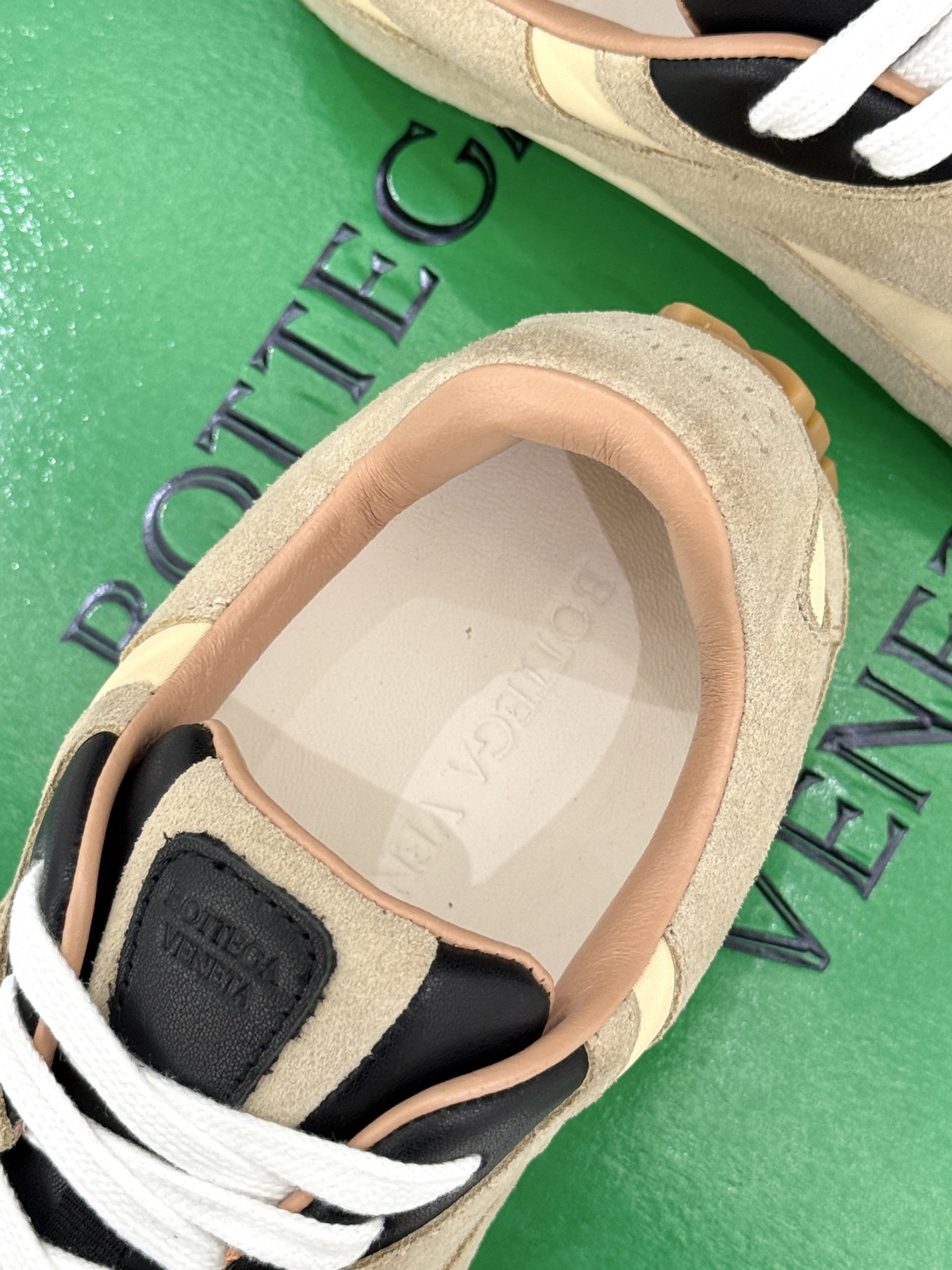  男码➕10
Bottega Veneta/BV葆蝶家情侣款
休闲运动鞋
以90年代复古风格为灵感
呼应