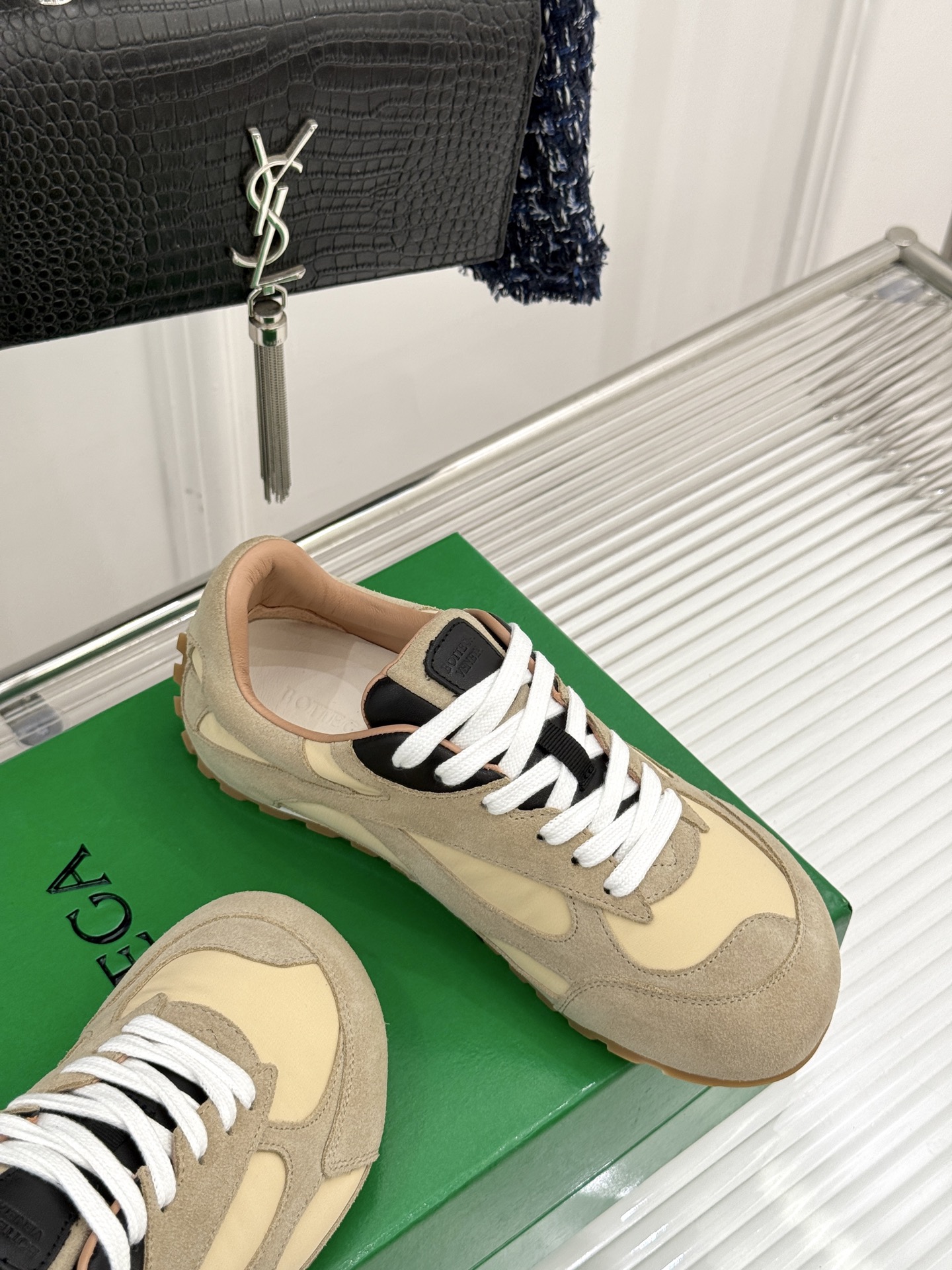  男码➕10
Bottega Veneta/BV葆蝶家情侣款
休闲运动鞋
以90年代复古风格为灵感
呼应