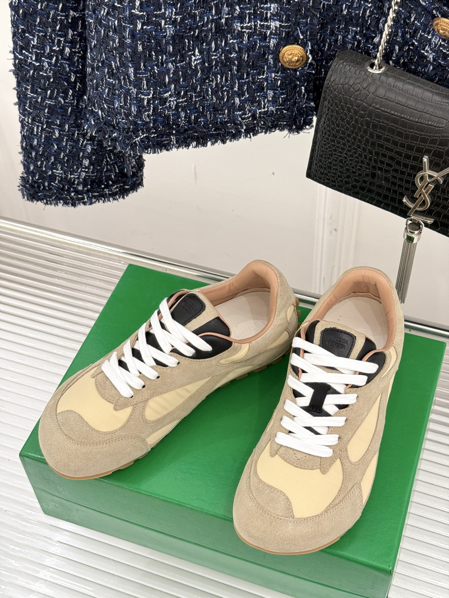  男码➕10
Bottega Veneta/BV葆蝶家情侣款
休闲运动鞋
以90年代复古风格为灵感
呼应