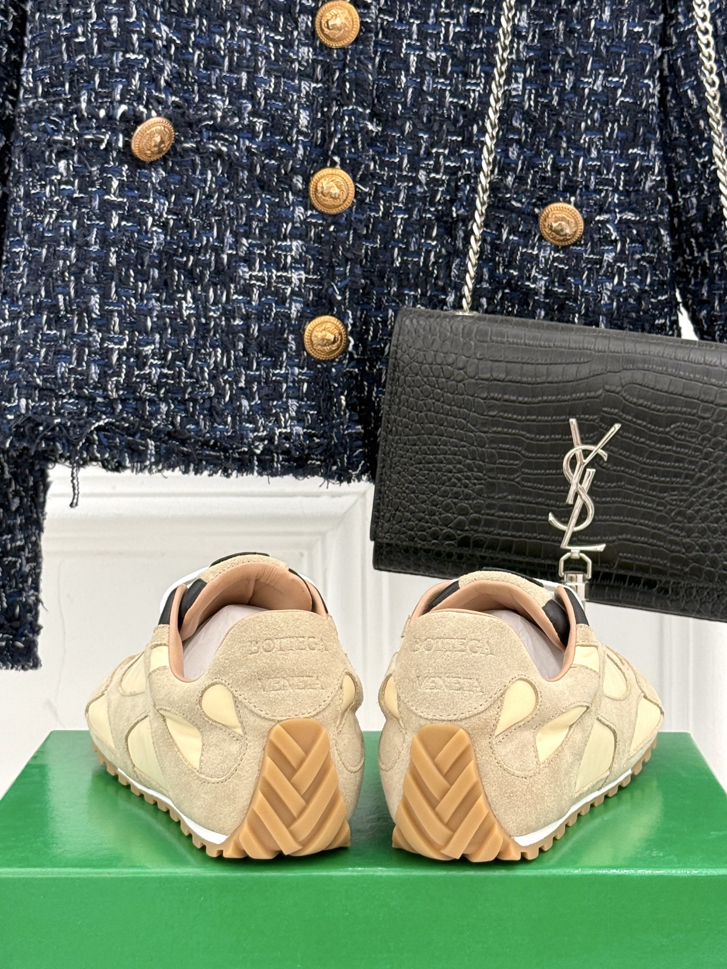  男码➕10
Bottega Veneta/BV葆蝶家情侣款
休闲运动鞋
以90年代复古风格为灵感
呼应