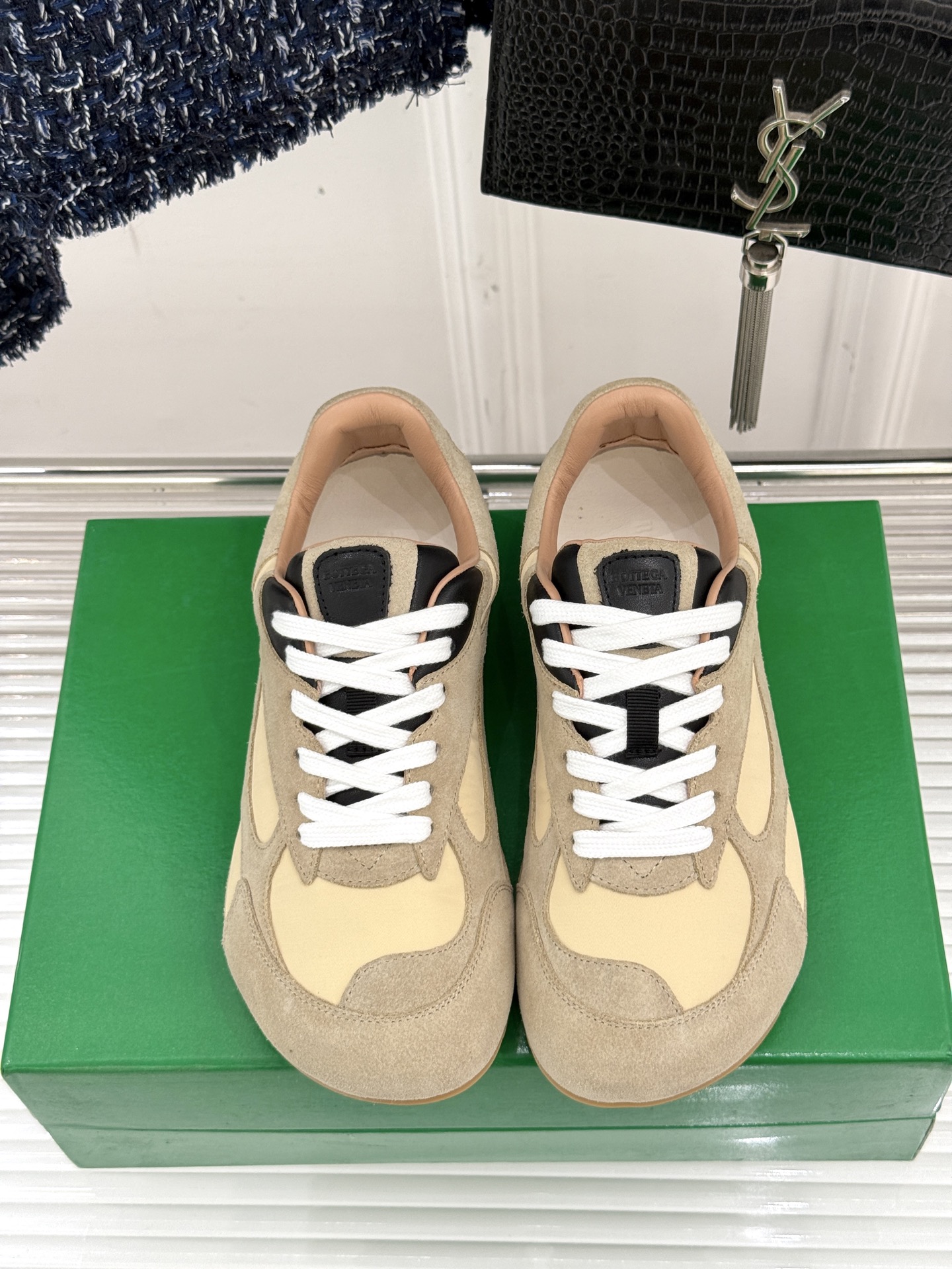  男码➕10
Bottega Veneta/BV葆蝶家情侣款
休闲运动鞋
以90年代复古风格为灵感
呼应