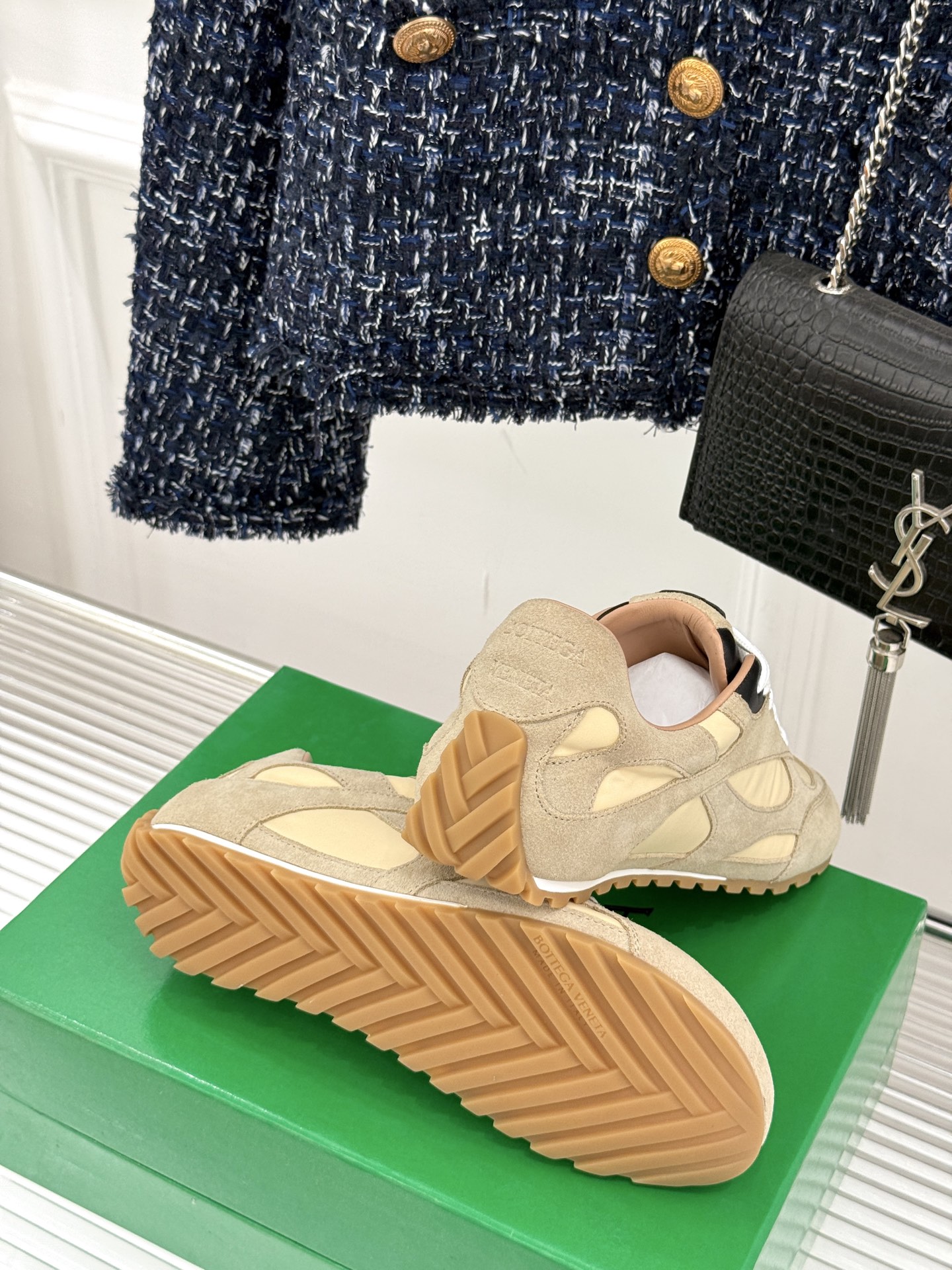  男码➕10
Bottega Veneta/BV葆蝶家情侣款
休闲运动鞋
以90年代复古风格为灵感
呼应