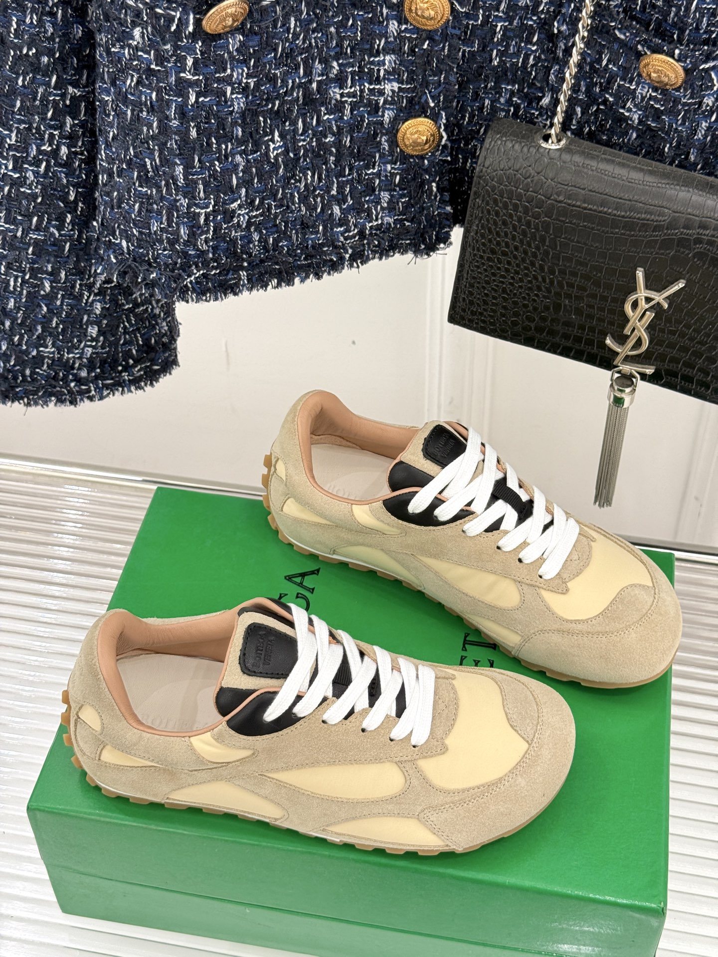  男码➕10
Bottega Veneta/BV葆蝶家情侣款
休闲运动鞋
以90年代复古风格为灵感
呼应