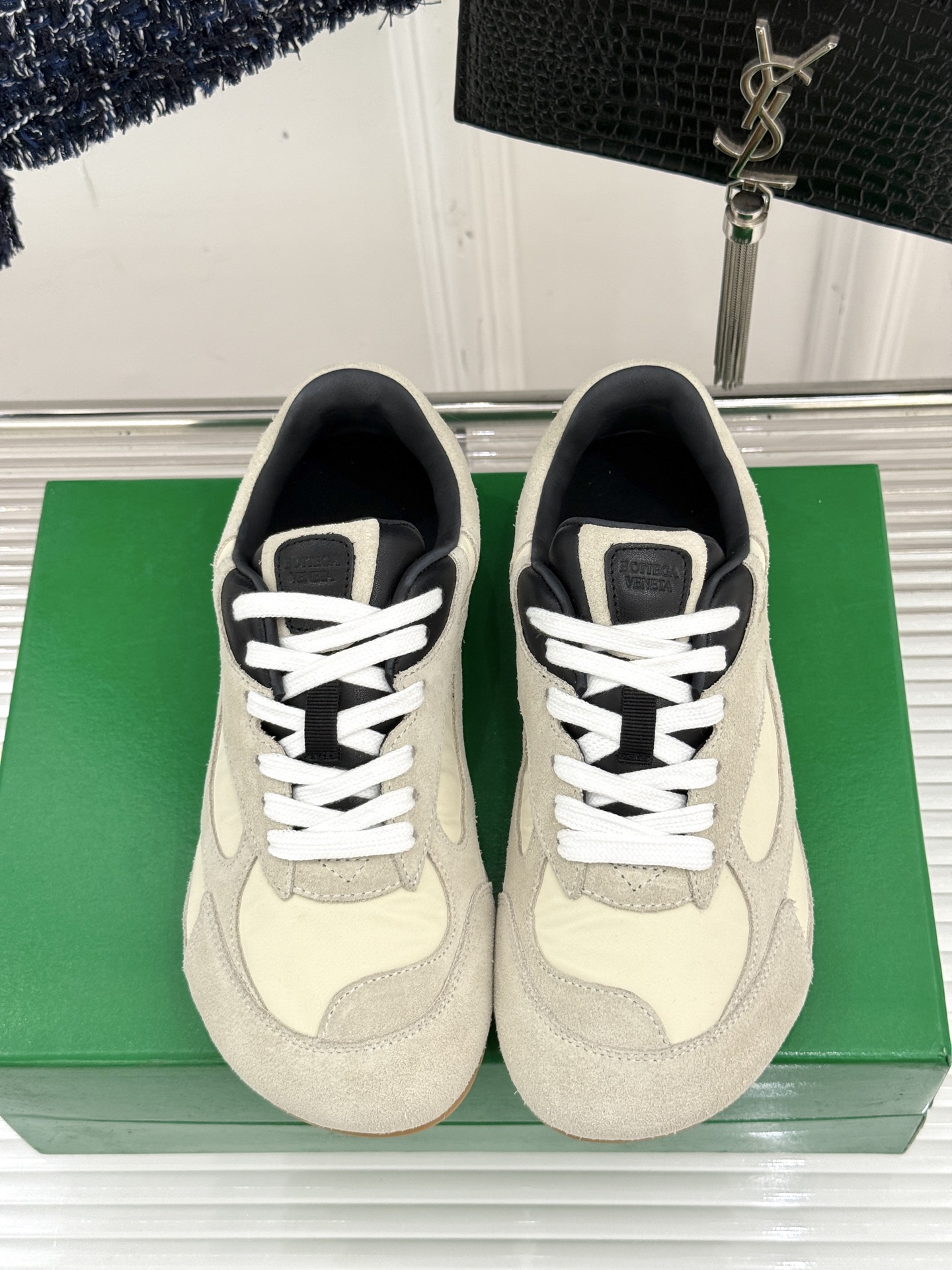  男码➕10
Bottega Veneta/BV葆蝶家情侣款
休闲运动鞋
以90年代复古风格为灵感
呼应