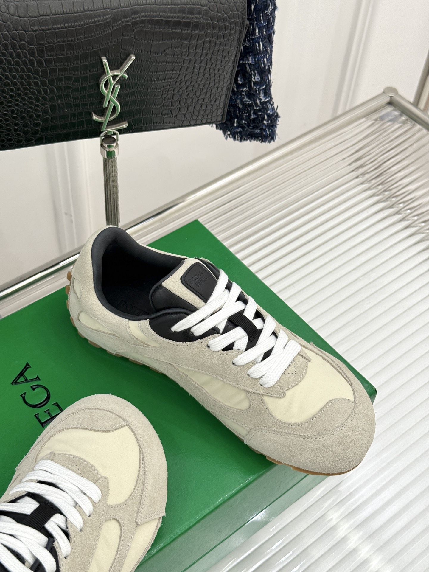  男码➕10
Bottega Veneta/BV葆蝶家情侣款
休闲运动鞋
以90年代复古风格为灵感
呼应