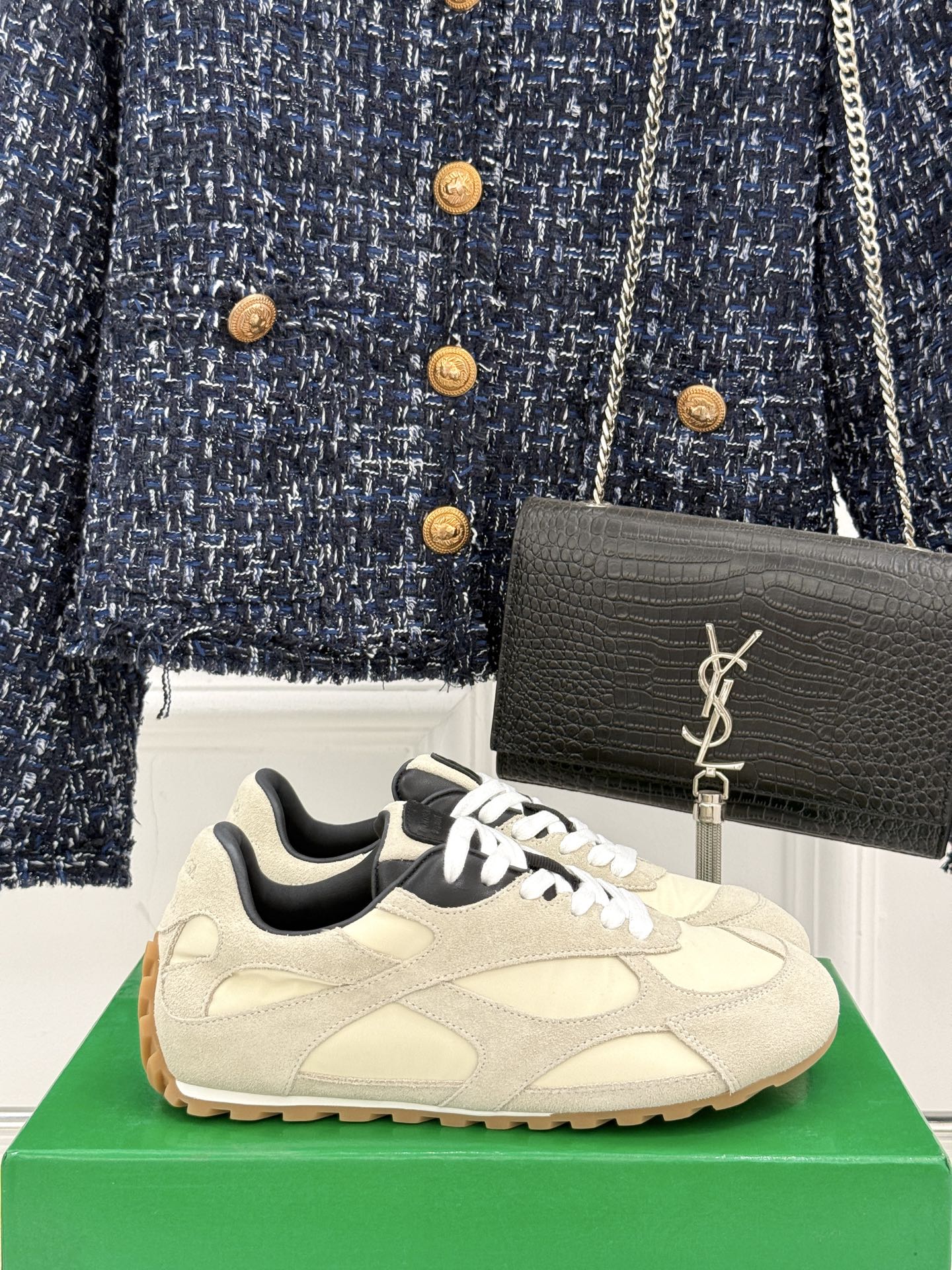  男码➕10
Bottega Veneta/BV葆蝶家情侣款
休闲运动鞋
以90年代复古风格为灵感
呼应