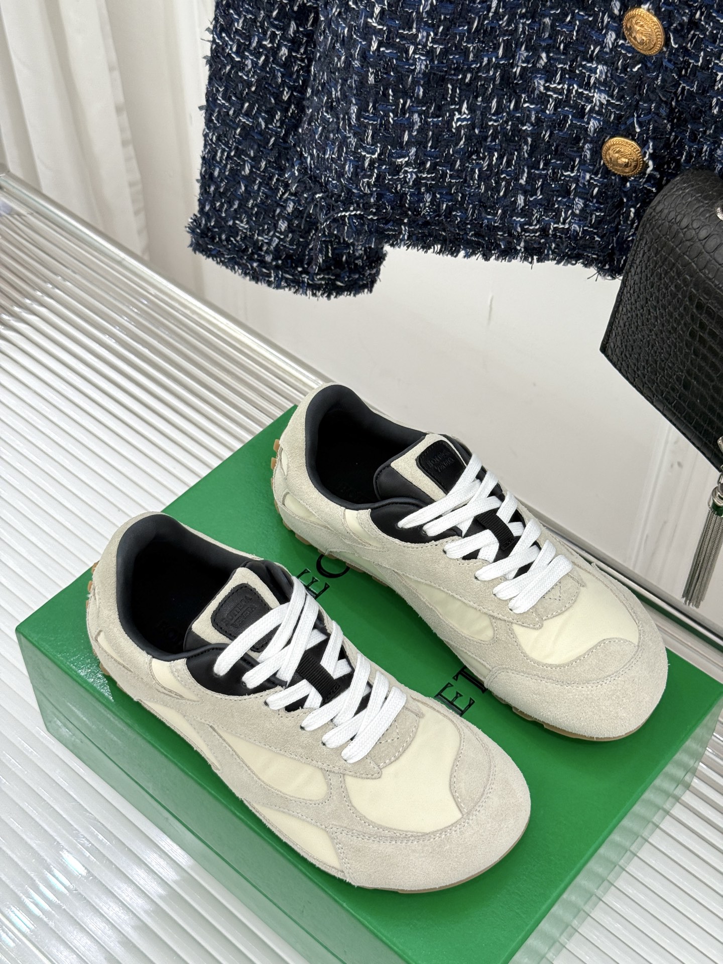  男码➕10
Bottega Veneta/BV葆蝶家情侣款
休闲运动鞋
以90年代复古风格为灵感
呼应