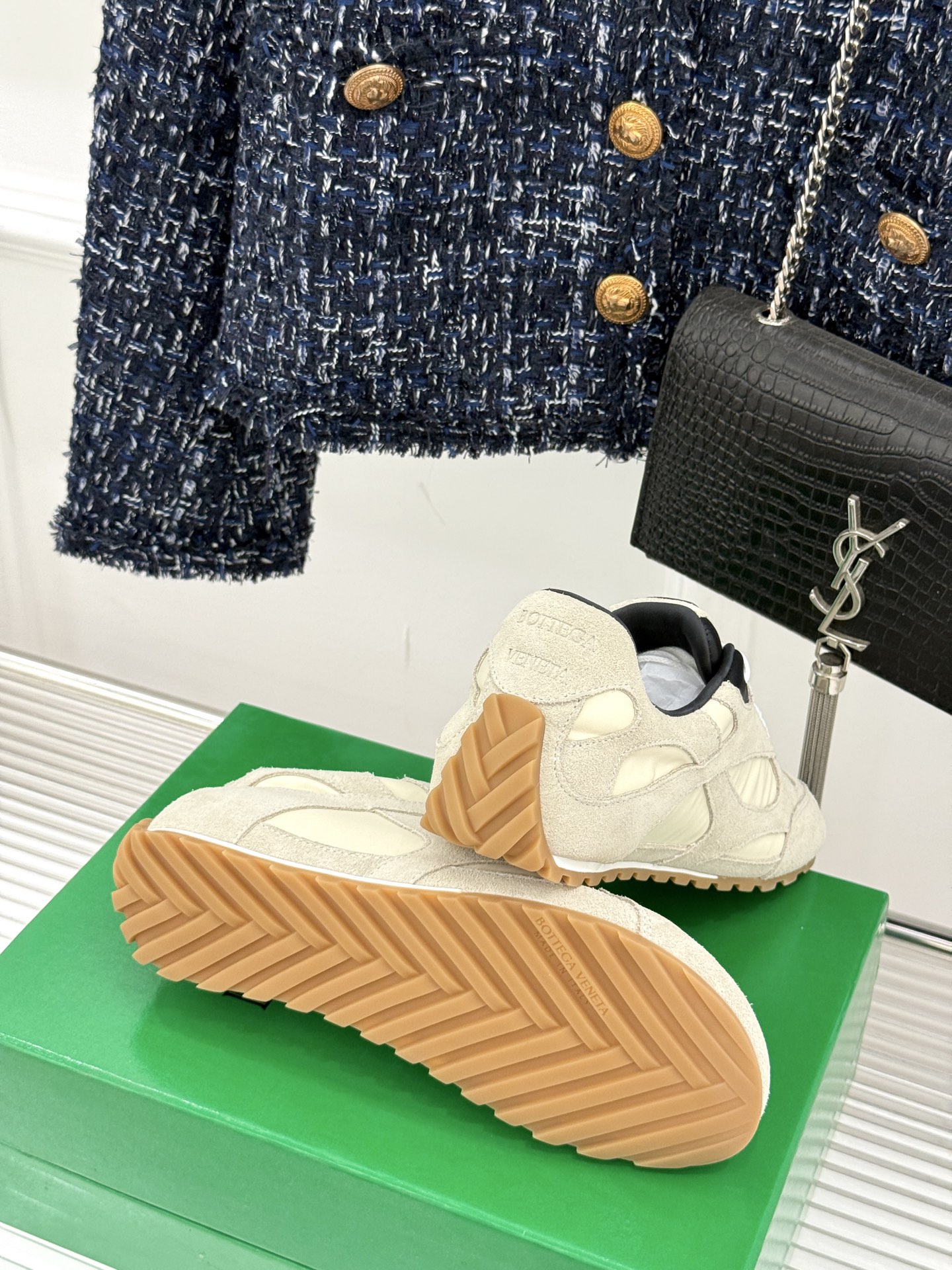  男码➕10
Bottega Veneta/BV葆蝶家情侣款
休闲运动鞋
以90年代复古风格为灵感
呼应