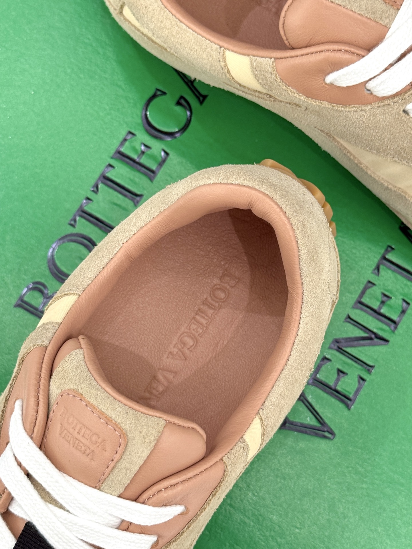  男码➕10
Bottega Veneta/BV葆蝶家情侣款
休闲运动鞋
以90年代复古风格为灵感
呼应