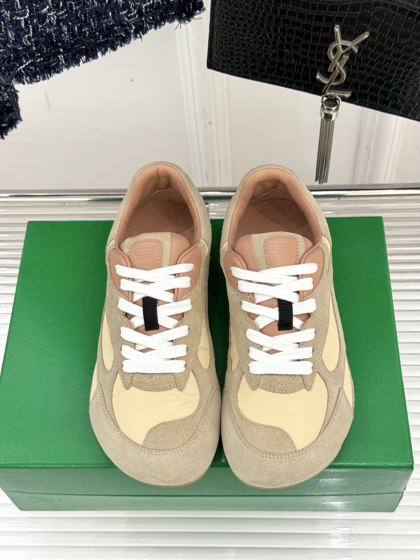  男码➕10
Bottega Veneta/BV葆蝶家情侣款
休闲运动鞋
以90年代复古风格为灵感
呼应
