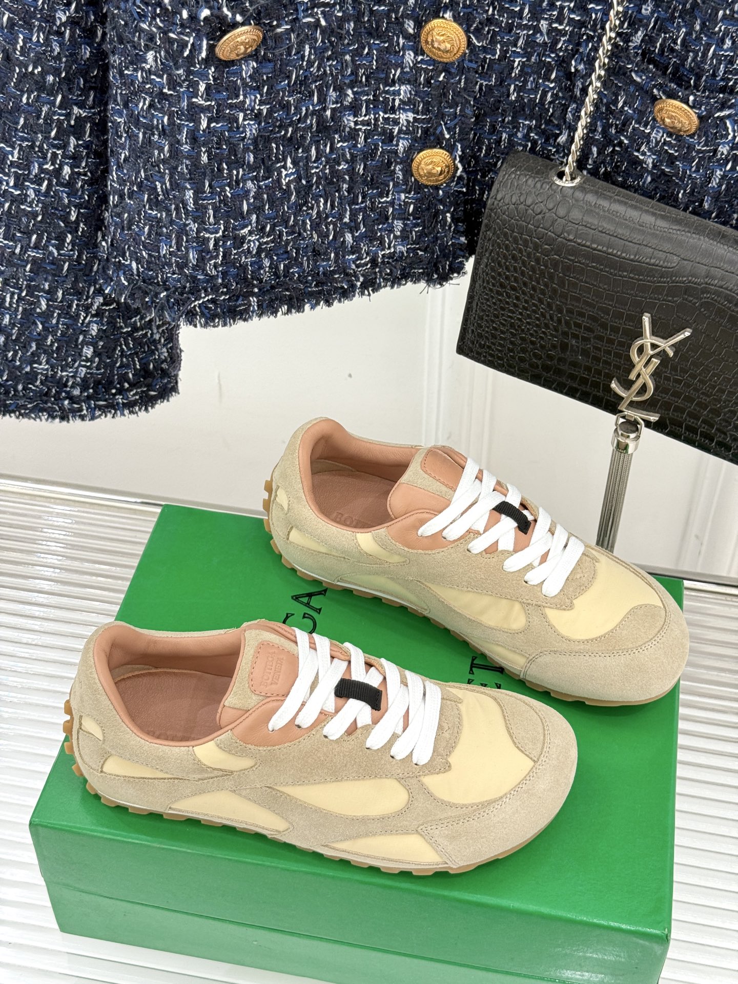  男码➕10
Bottega Veneta/BV葆蝶家情侣款
休闲运动鞋
以90年代复古风格为灵感
呼应