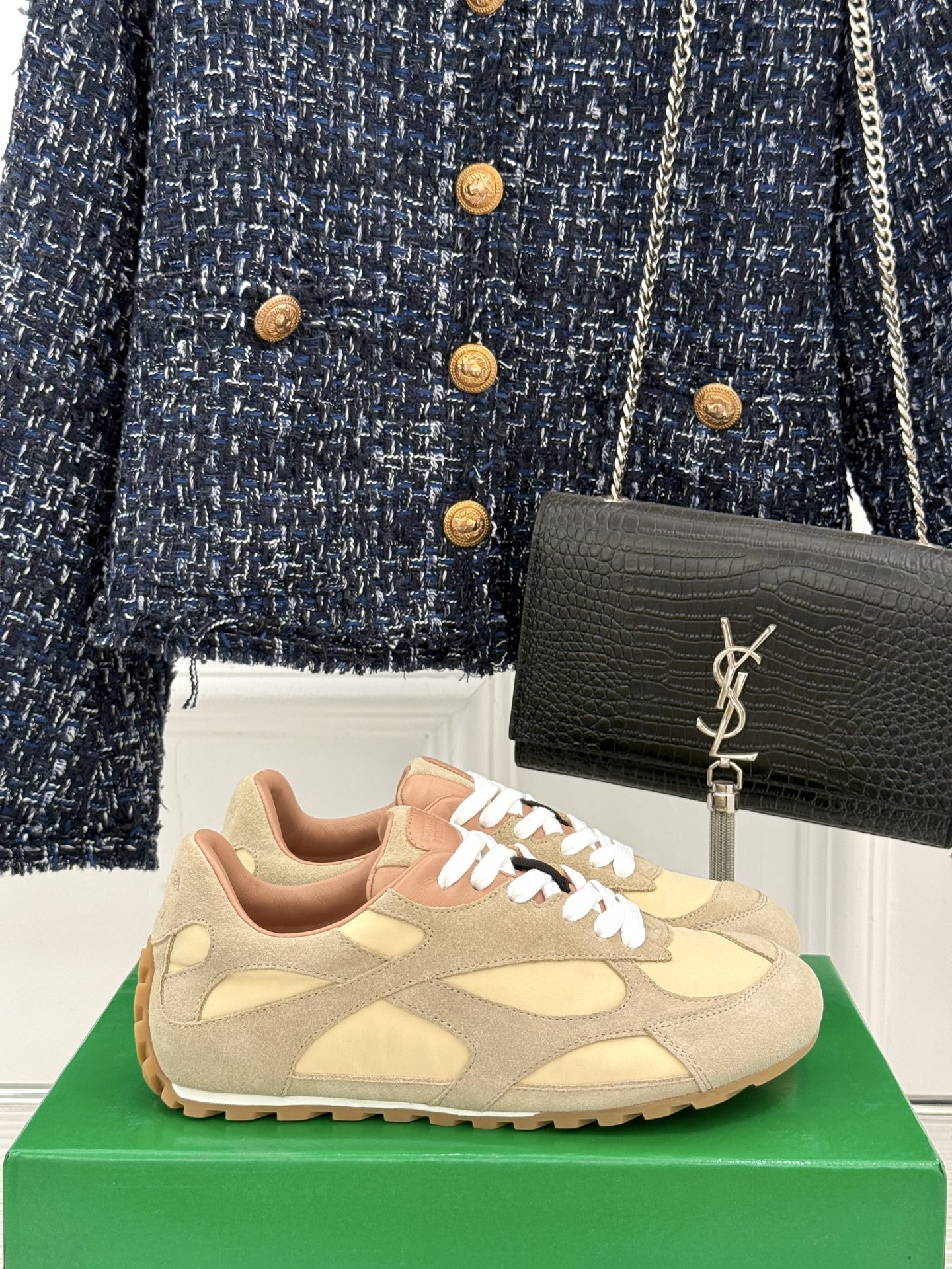  男码➕10
Bottega Veneta/BV葆蝶家情侣款
休闲运动鞋
以90年代复古风格为灵感
呼应