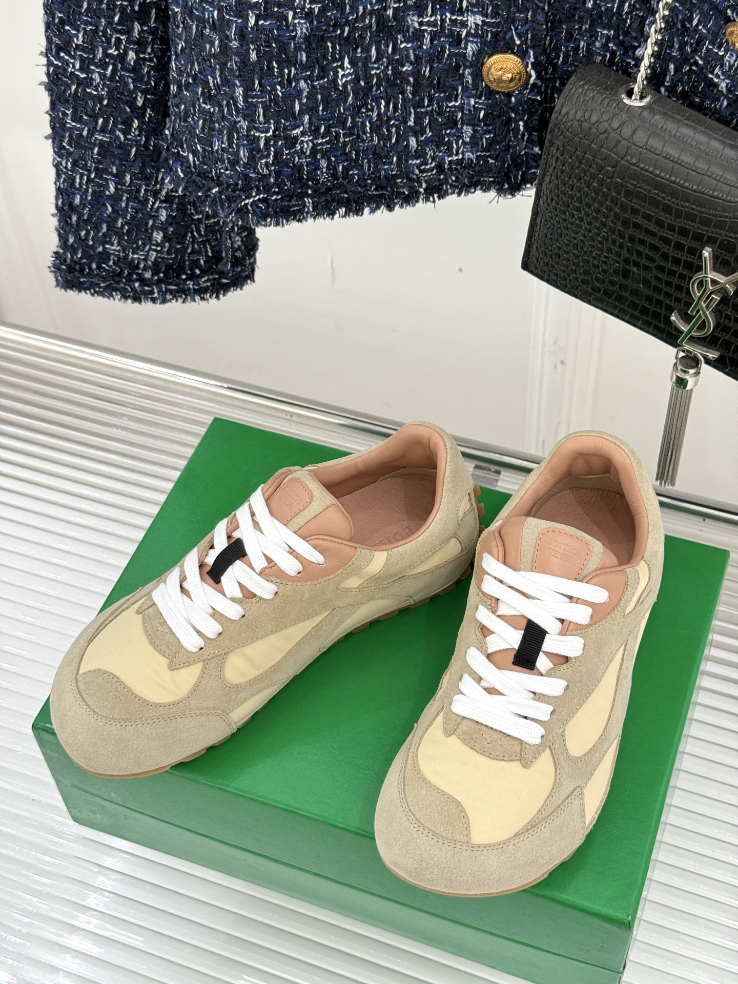  男码➕10
Bottega Veneta/BV葆蝶家情侣款
休闲运动鞋
以90年代复古风格为灵感
呼应