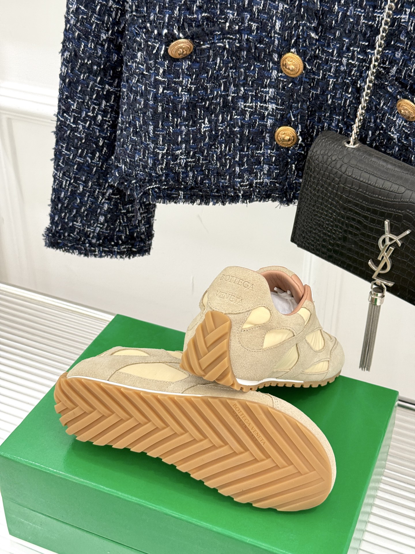  男码➕10
Bottega Veneta/BV葆蝶家情侣款
休闲运动鞋
以90年代复古风格为灵感
呼应