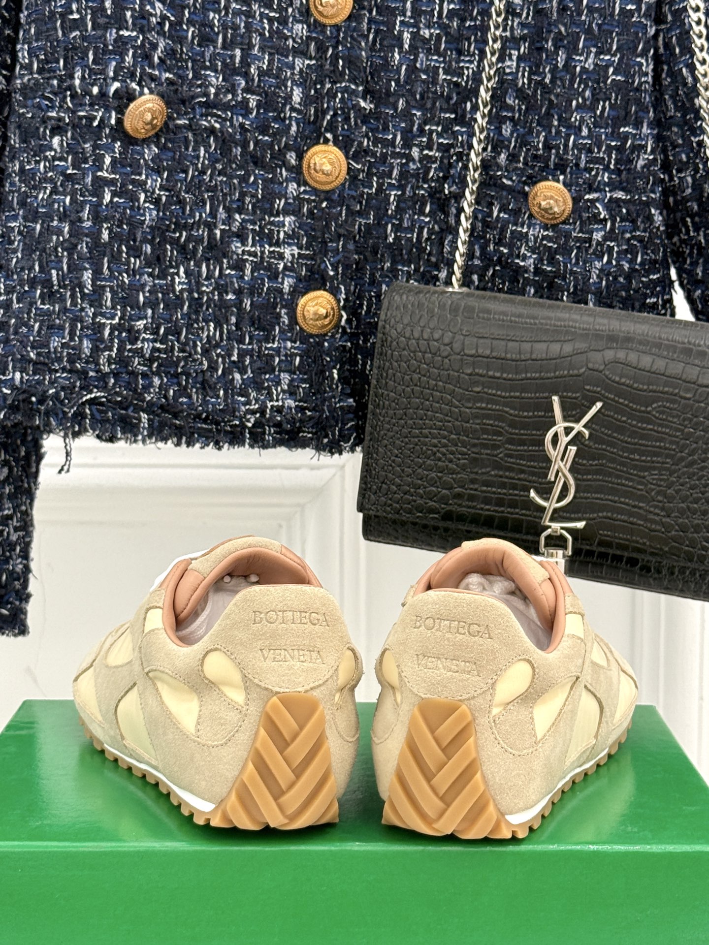  男码➕10
Bottega Veneta/BV葆蝶家情侣款
休闲运动鞋
以90年代复古风格为灵感
呼应