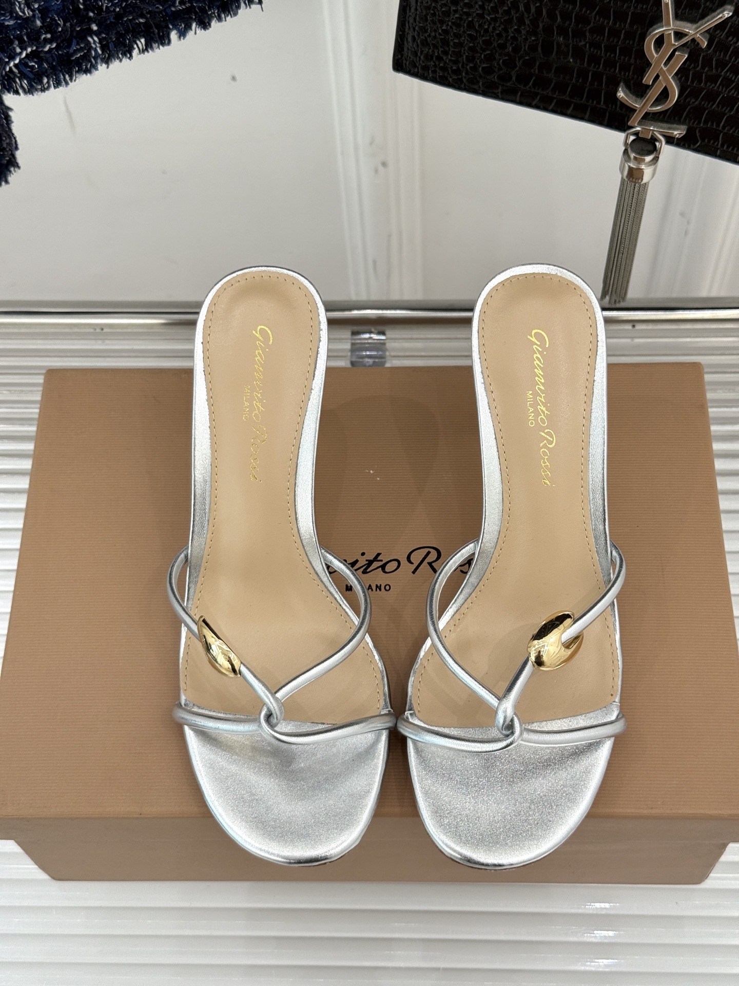GianvitoRossi/吉安维托罗西经典
绝美系带高跟凉鞋拖鞋
本季细带高跟凉鞋也太美了吧
仙女必备