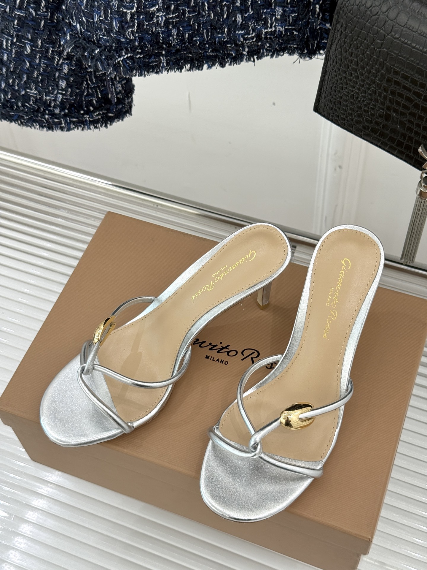 GianvitoRossi/吉安维托罗西经典
绝美系带高跟凉鞋拖鞋
本季细带高跟凉鞋也太美了吧
仙女必备