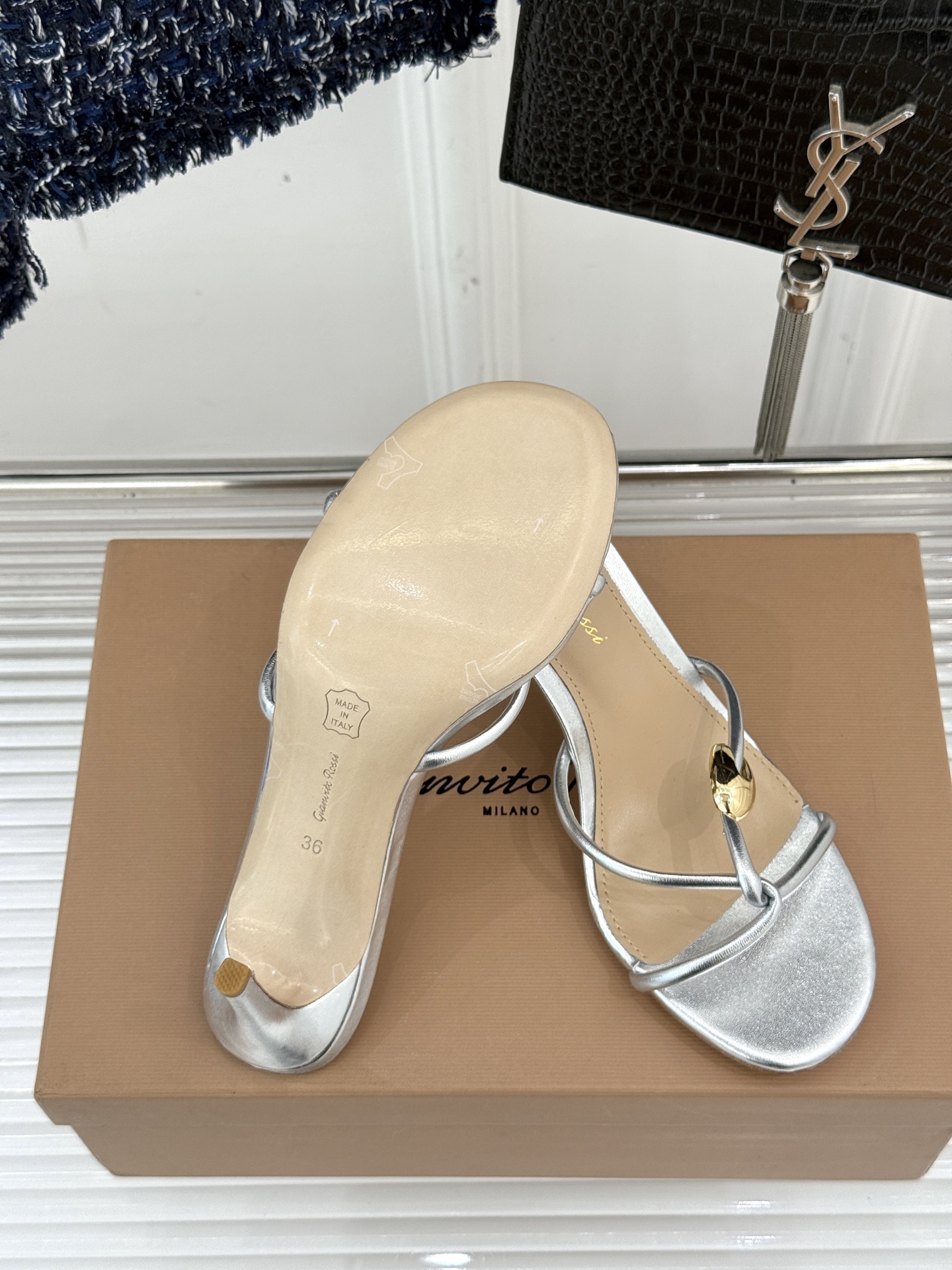 GianvitoRossi/吉安维托罗西经典
绝美系带高跟凉鞋拖鞋
本季细带高跟凉鞋也太美了吧
仙女必备