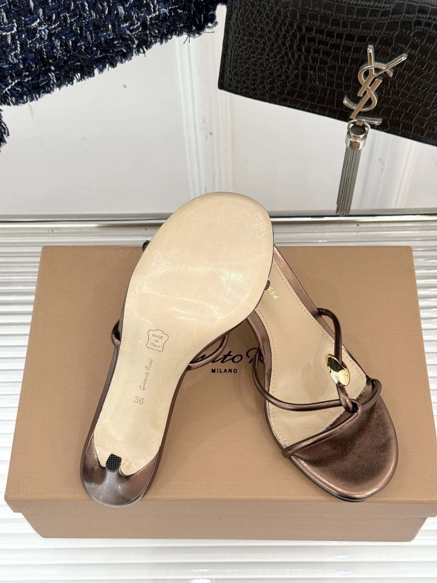 GianvitoRossi/吉安维托罗西经典
绝美系带高跟凉鞋拖鞋
本季细带高跟凉鞋也太美了吧
仙女必备