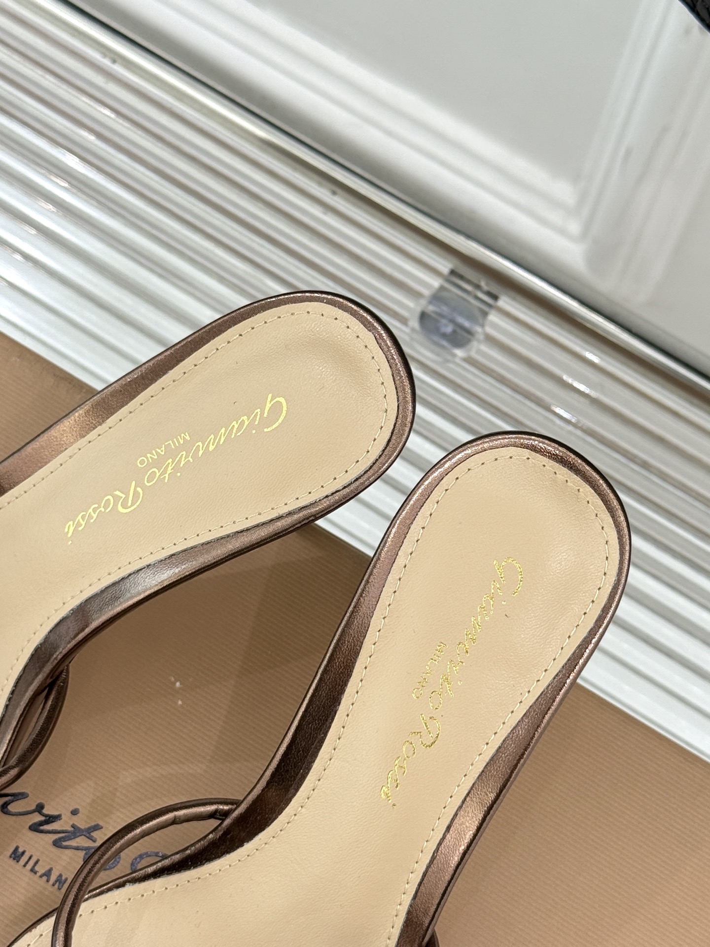 GianvitoRossi/吉安维托罗西经典
绝美系带高跟凉鞋拖鞋
本季细带高跟凉鞋也太美了吧
仙女必备