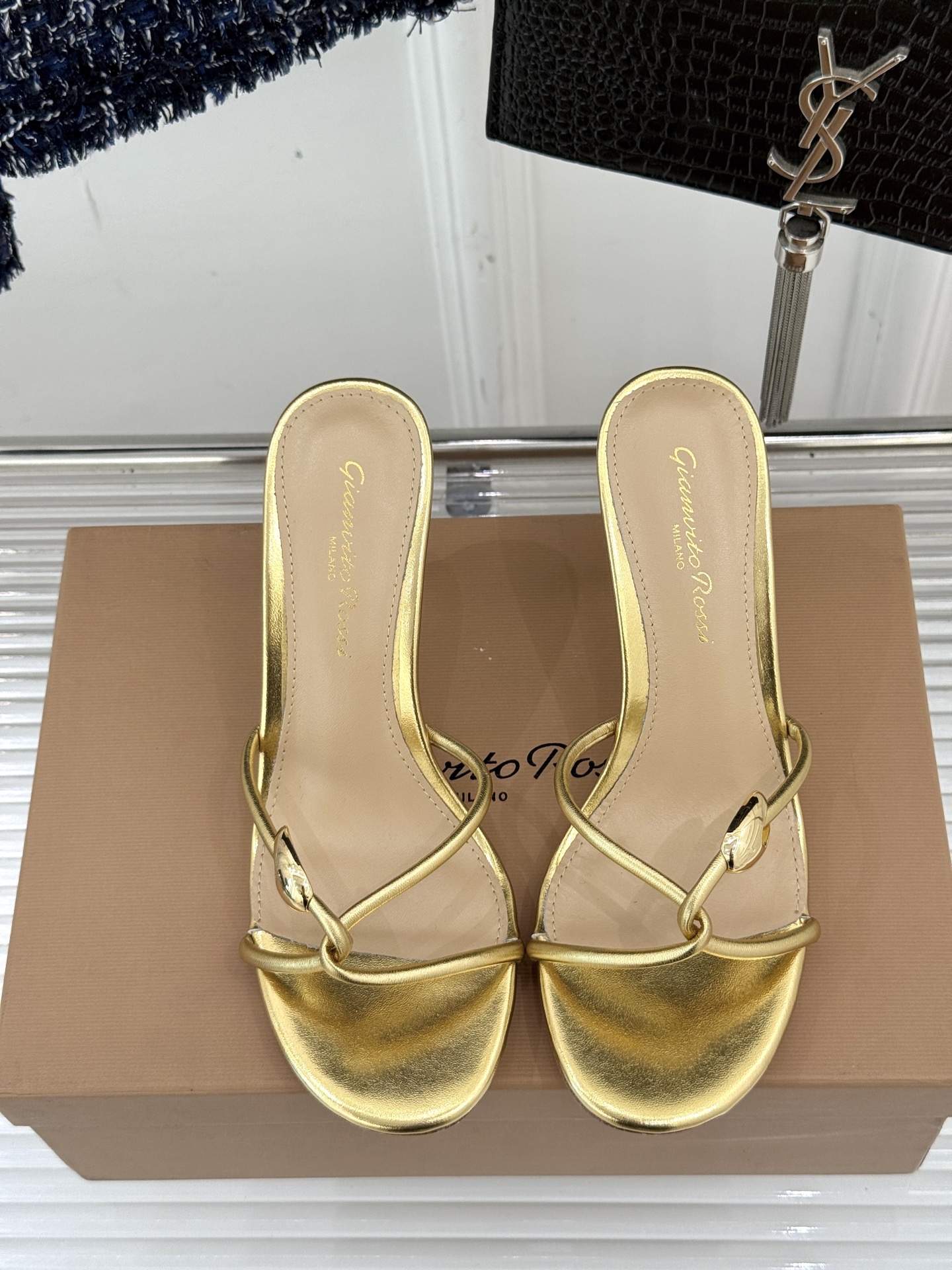 GianvitoRossi/吉安维托罗西经典
绝美系带高跟凉鞋拖鞋
本季细带高跟凉鞋也太美了吧
仙女必备