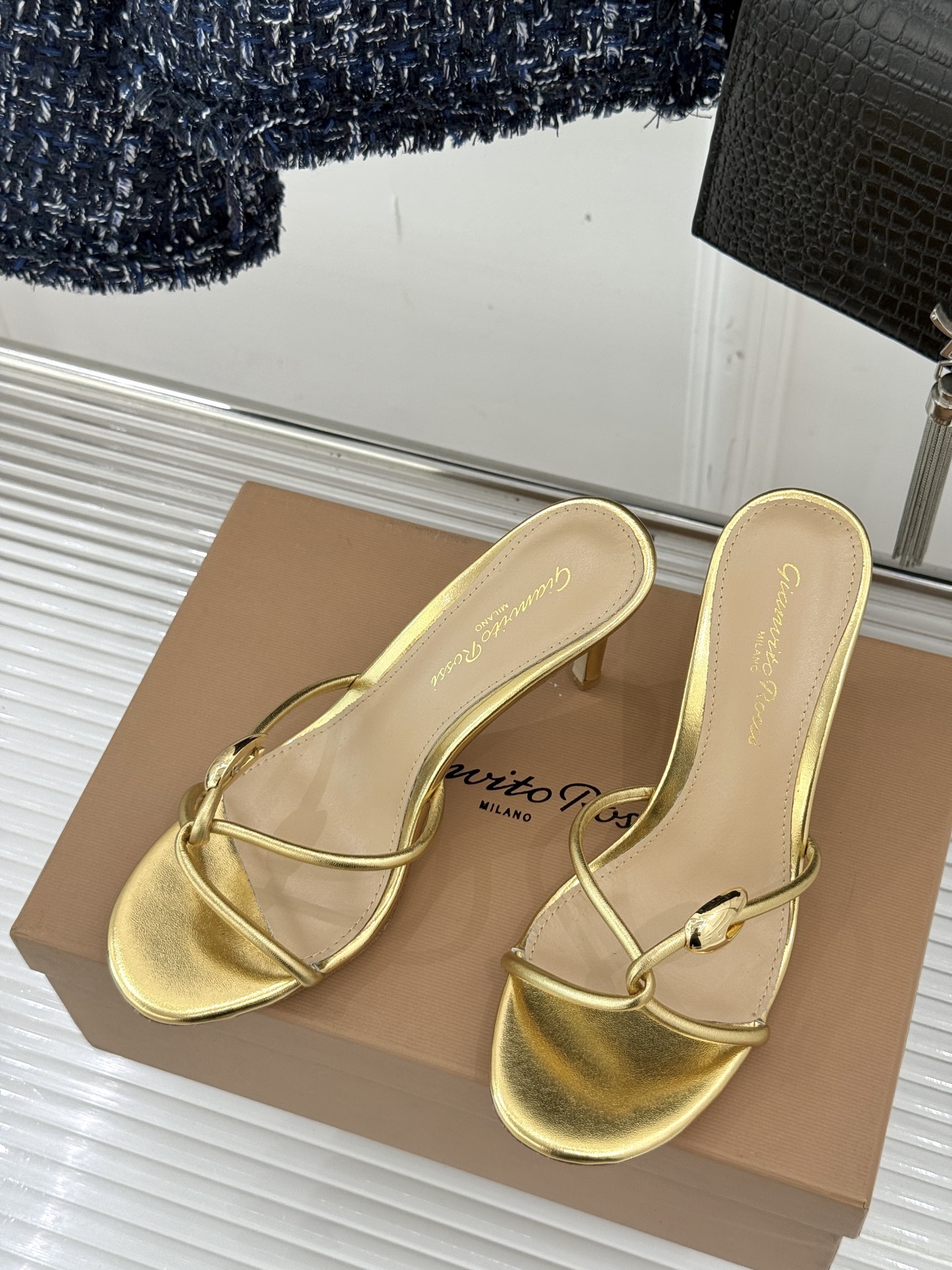 GianvitoRossi/吉安维托罗西经典
绝美系带高跟凉鞋拖鞋
本季细带高跟凉鞋也太美了吧
仙女必备