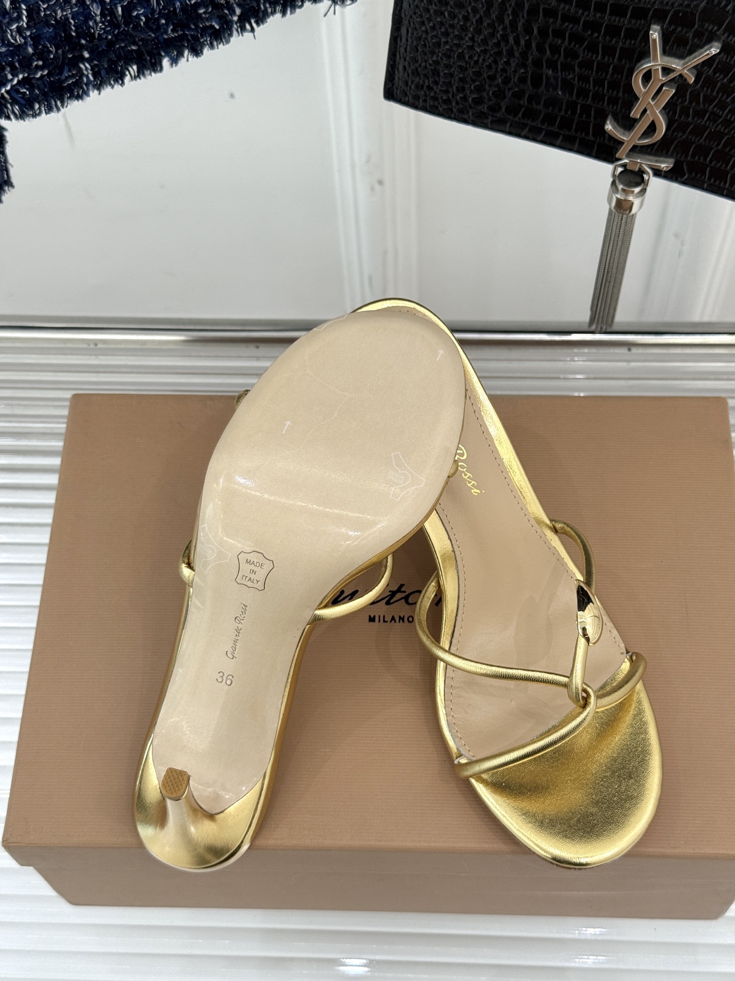 GianvitoRossi/吉安维托罗西经典
绝美系带高跟凉鞋拖鞋
本季细带高跟凉鞋也太美了吧
仙女必备