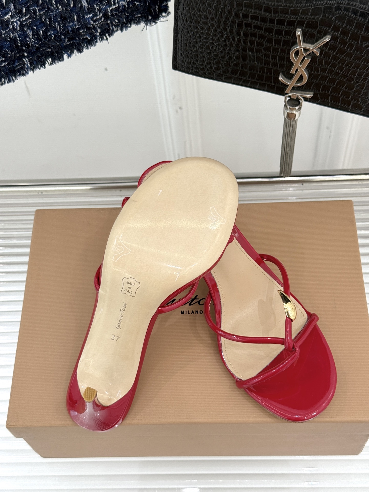 GianvitoRossi/吉安维托罗西经典
绝美系带高跟凉鞋拖鞋
本季细带高跟凉鞋也太美了吧
仙女必备