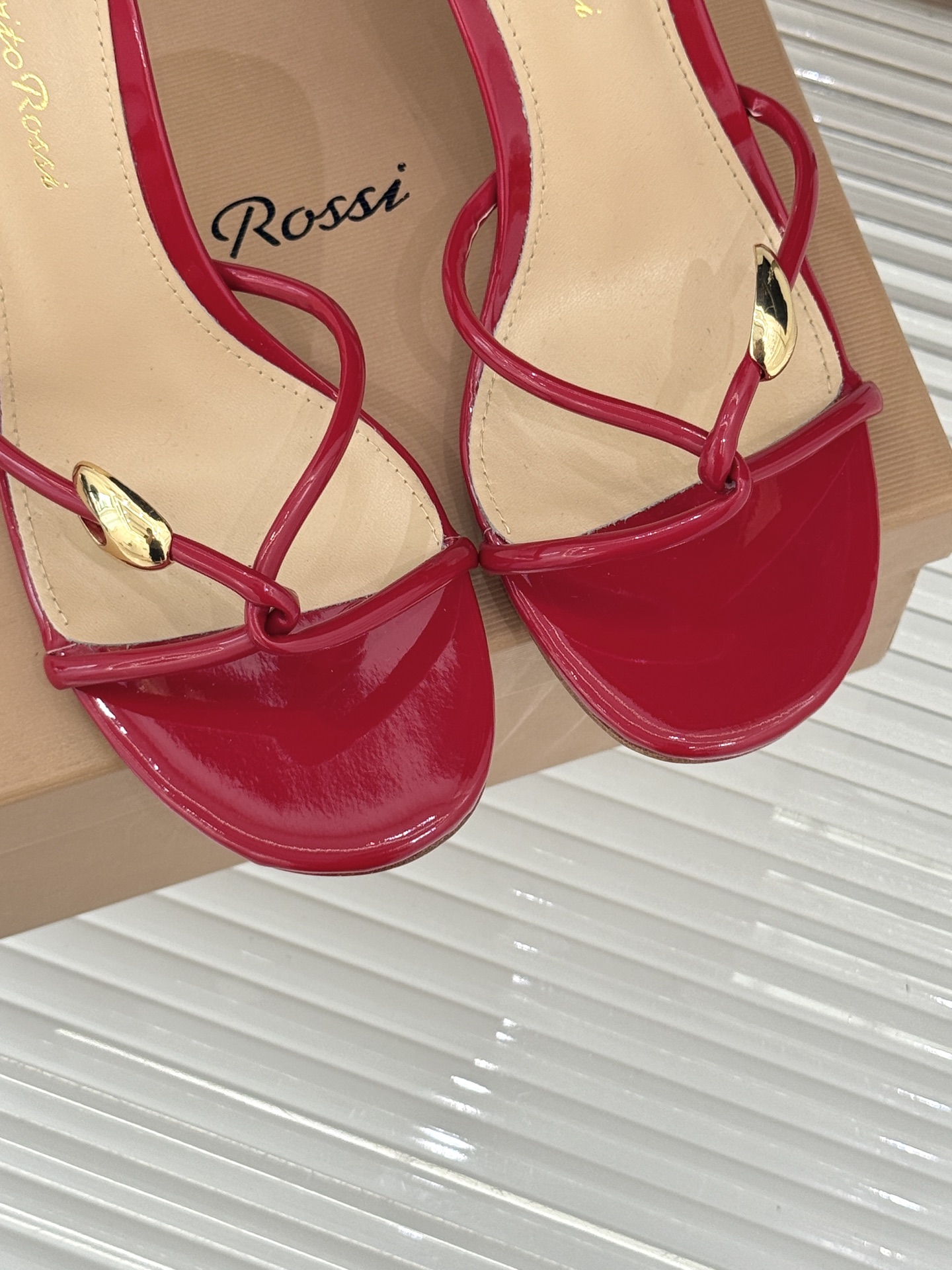 GianvitoRossi/吉安维托罗西经典
绝美系带高跟凉鞋拖鞋
本季细带高跟凉鞋也太美了吧
仙女必备