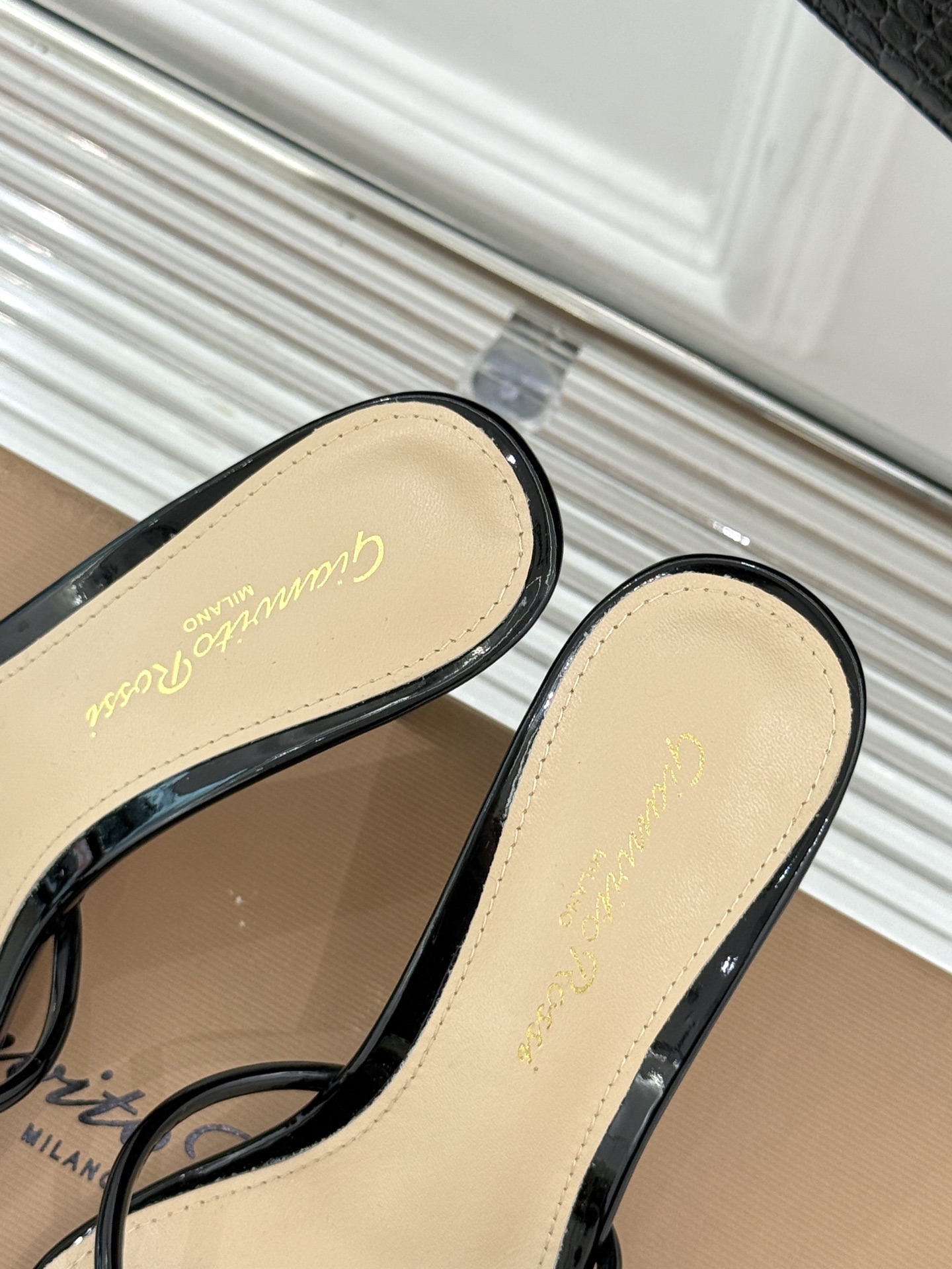 GianvitoRossi/吉安维托罗西经典
绝美系带高跟凉鞋拖鞋
本季细带高跟凉鞋也太美了吧
仙女必备